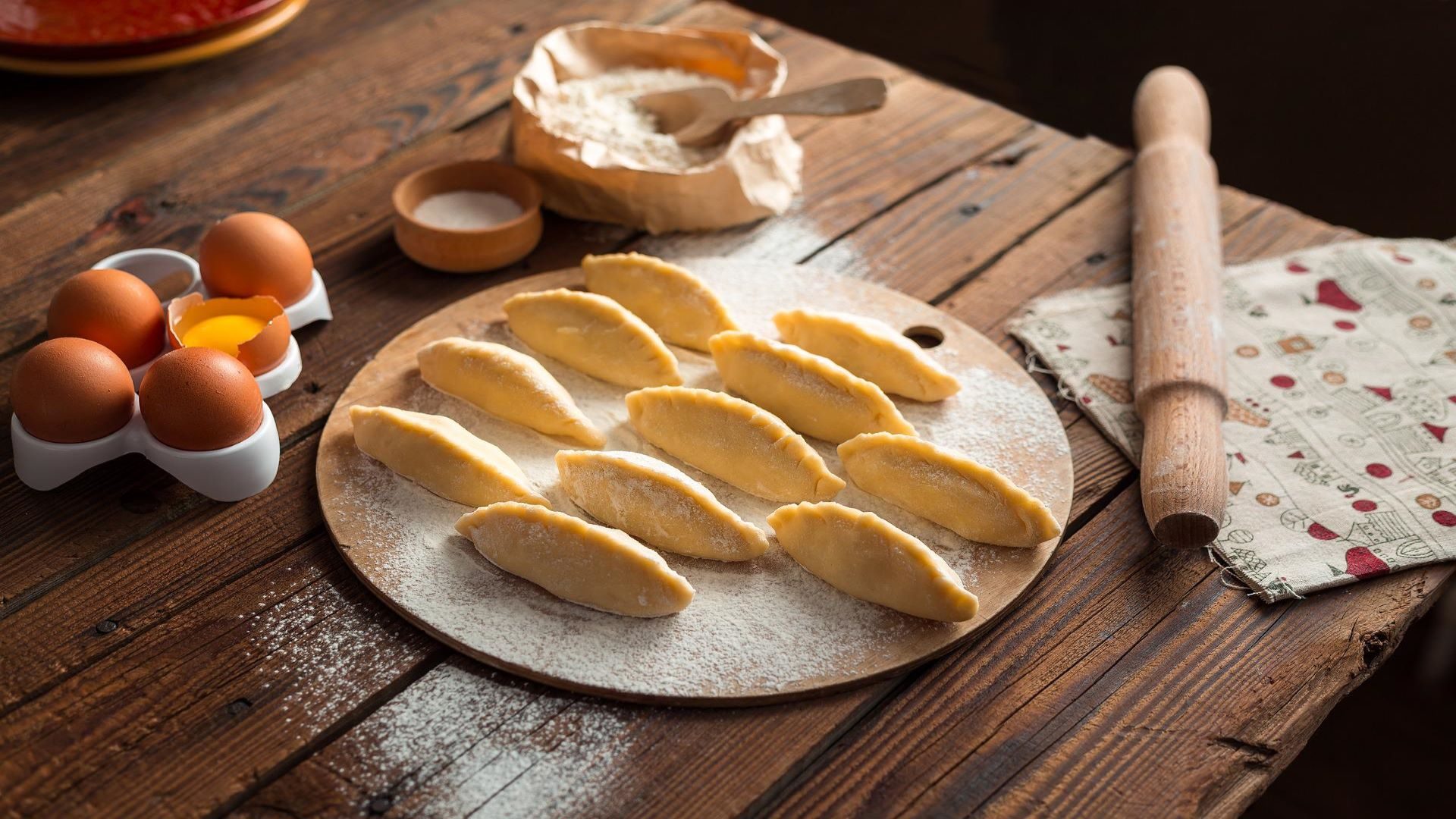 Pierogi na tacy posypane mąką