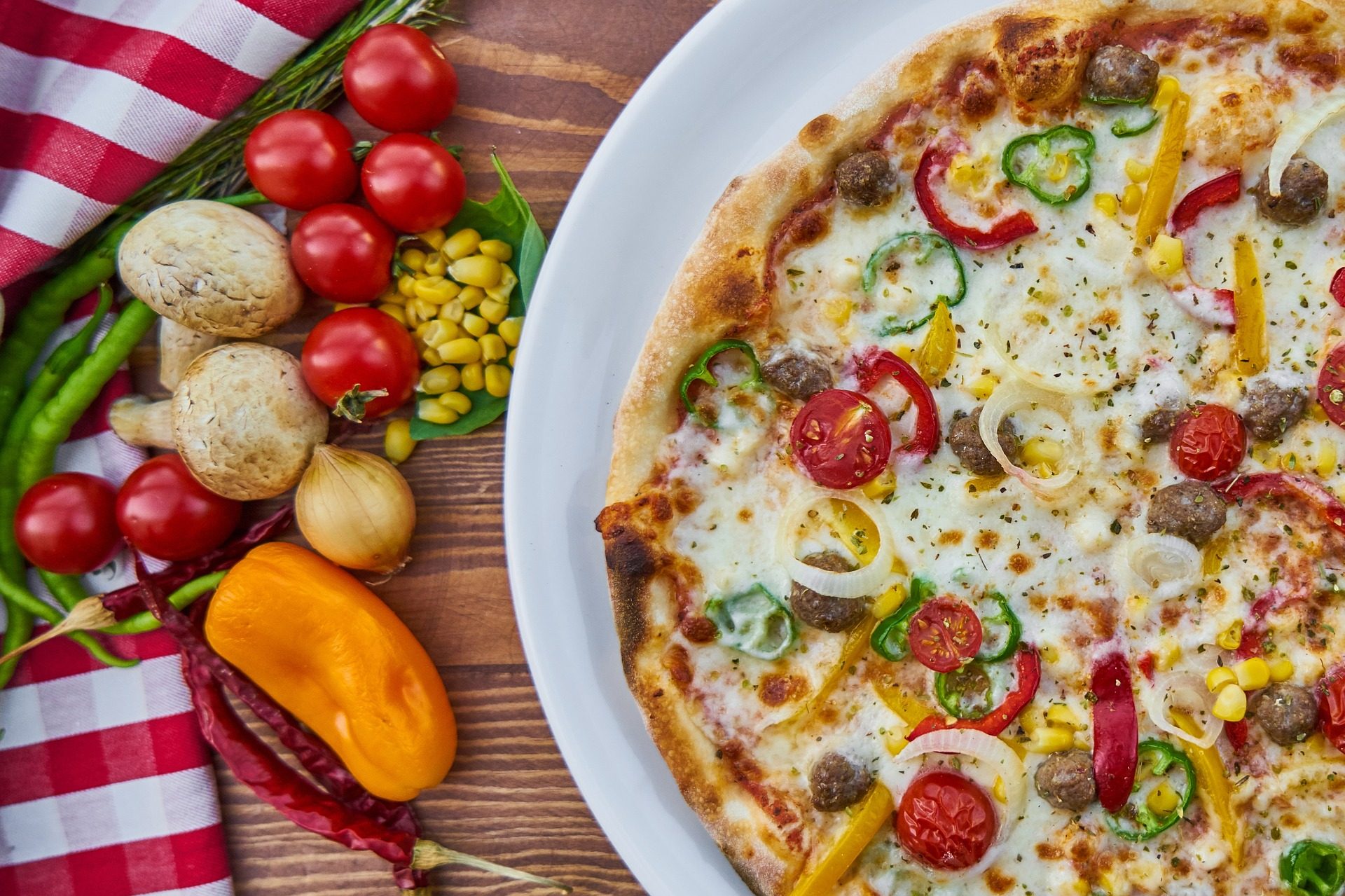 Włoska pizza świeżo podana na talerzu