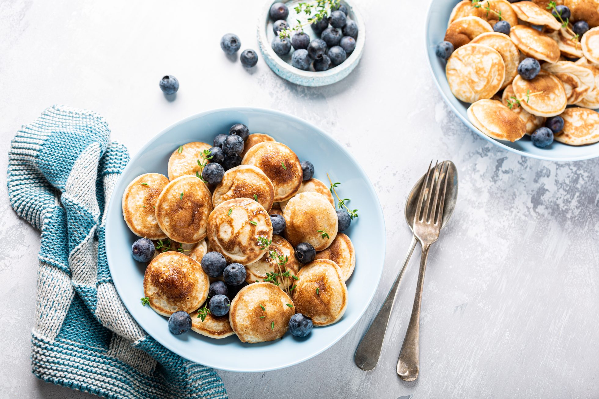 Poffertjes czyli małe holenderskie naleśniczki jedzone na słodko na śniadanie