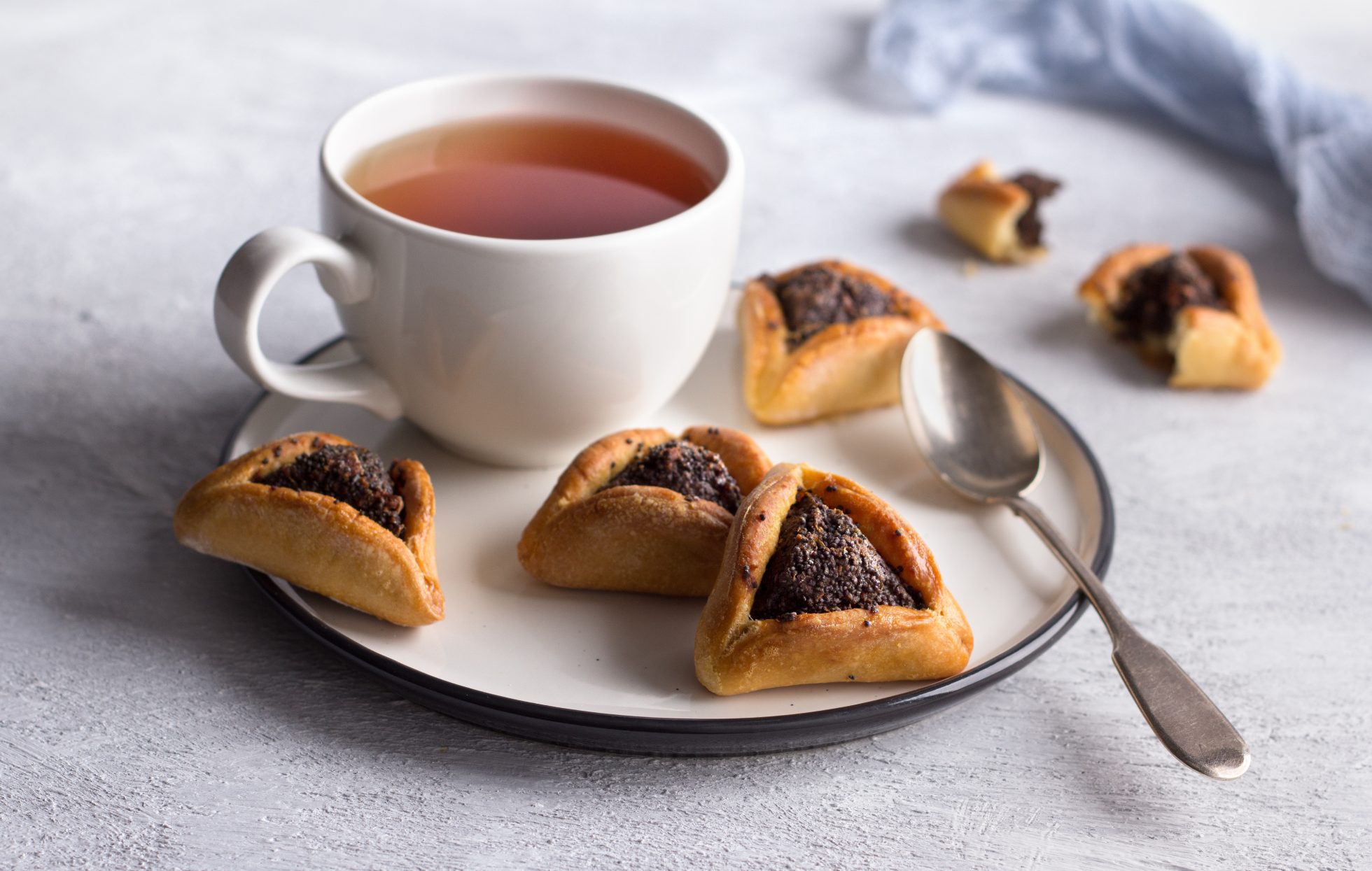 Domowe ciasteczka hamantashen (uszy Hamana) z makiem i jabłkami. Tradycyjne ciastka na Purim - żydowski karnawał, kuchnia Izraela