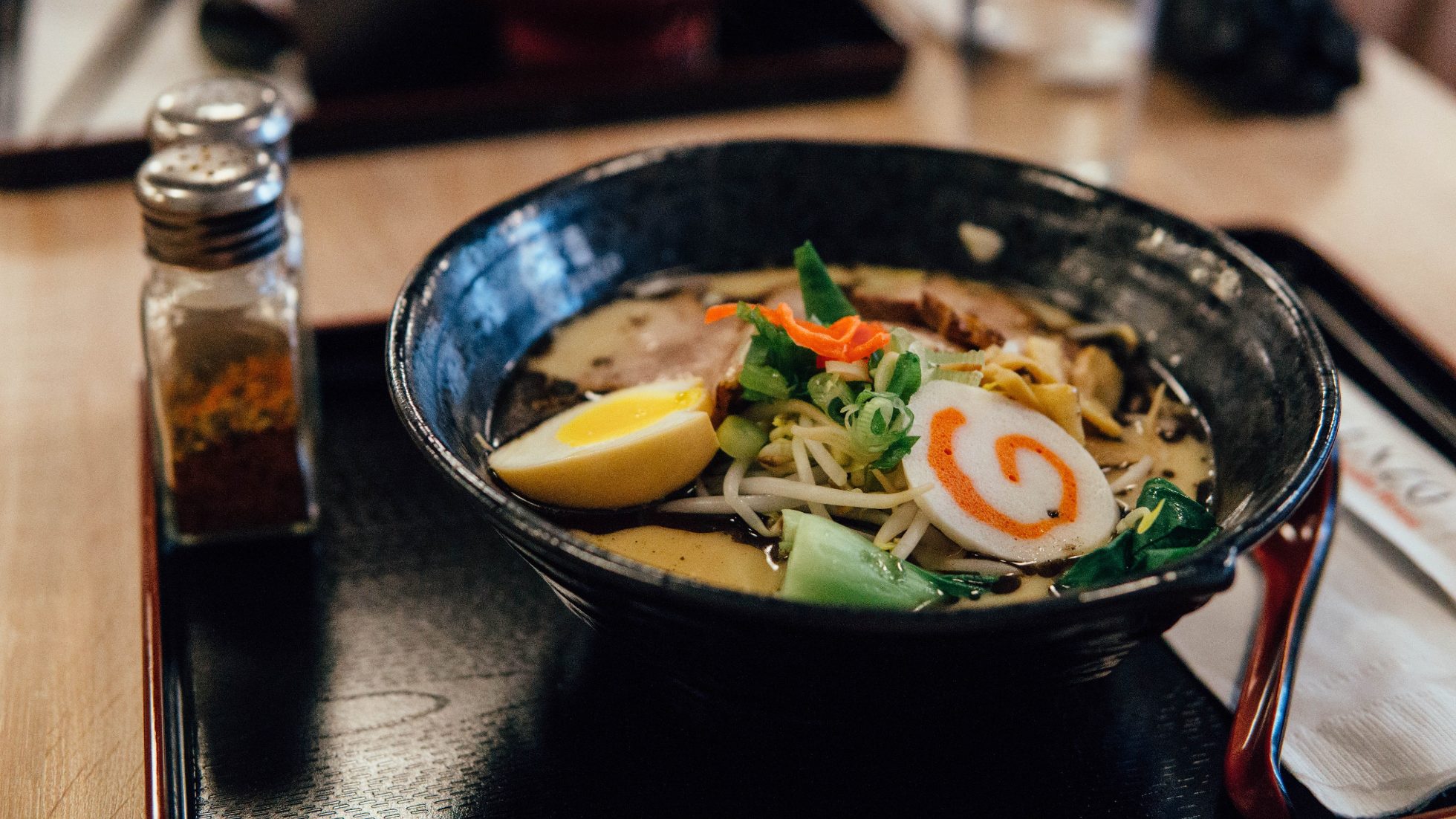 Zupa ramen z dodatkami