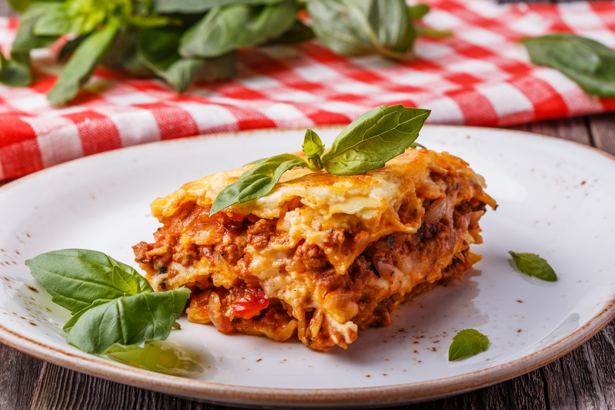Tradycyjna lasagna na talerzu.