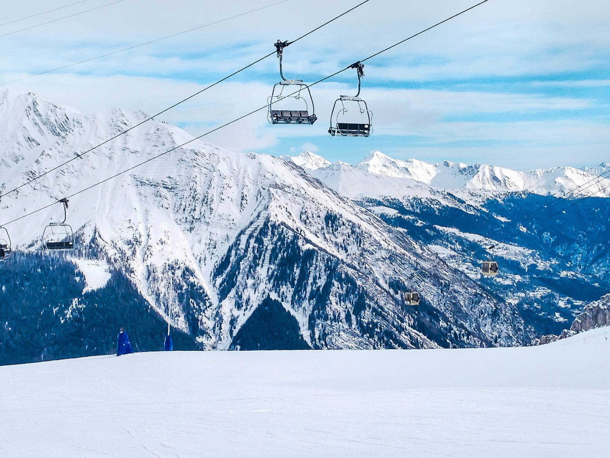 Zdjęcie przedstawia górski krajobraz zimą w Chamonix Mont Blanc we Francji.