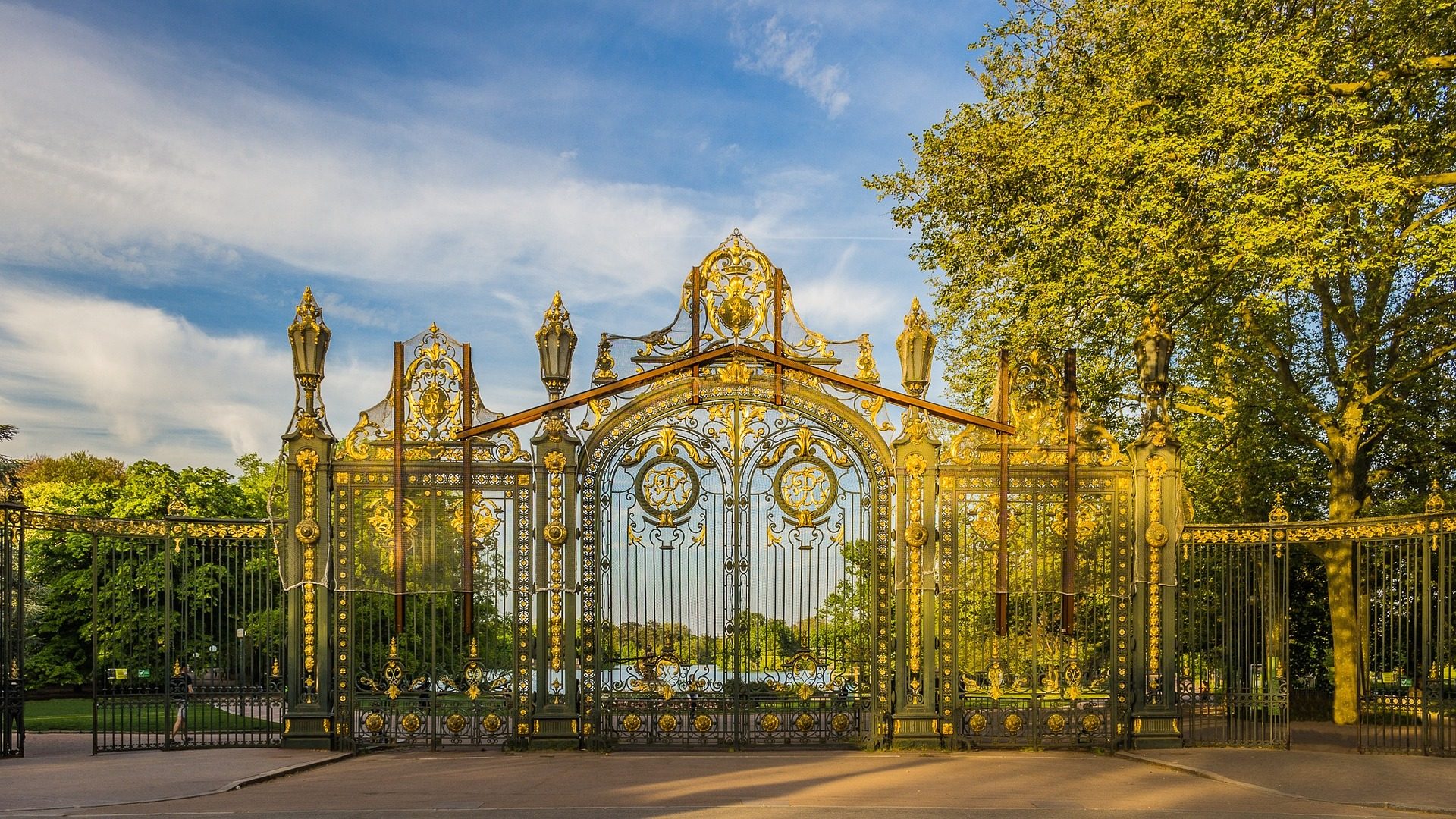 Park w Lyonie w słoneczny dzień
