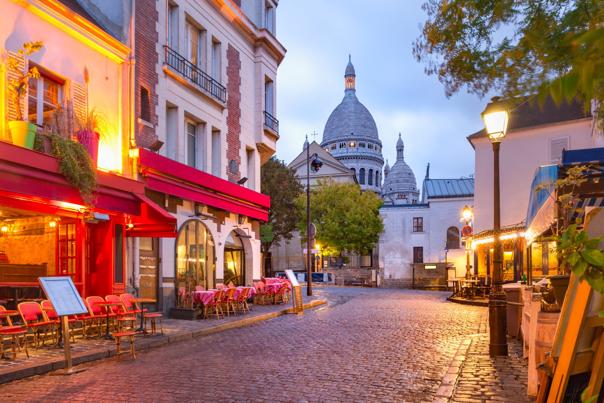widok na jedną z uliczek w dzielnicy Montmartre w Paryżu