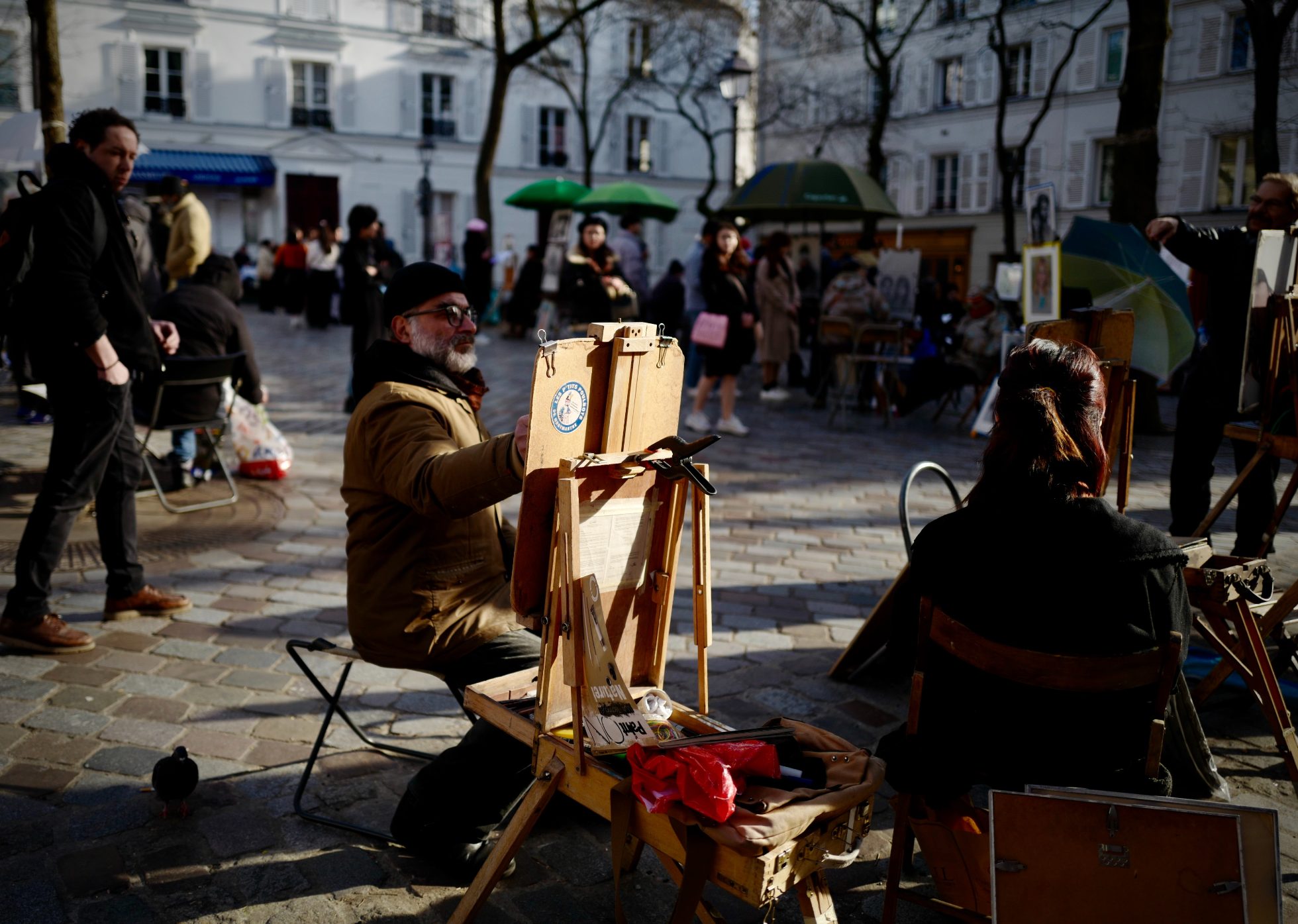 malarz maluje obraz w dzielnicy Montmartre, atrakcje Paryża