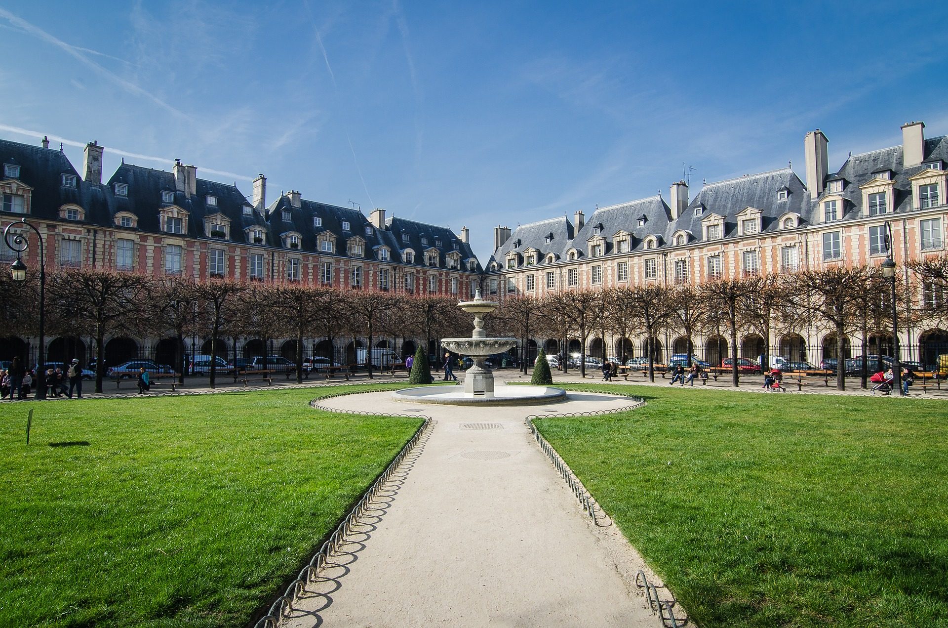 Renesansowe kamienice na Place des Vosges w Paryżu