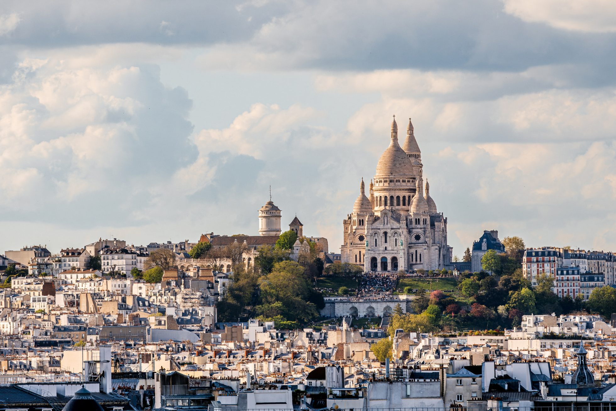 Widok na bazylikę Sacre Coeur na Montmartre