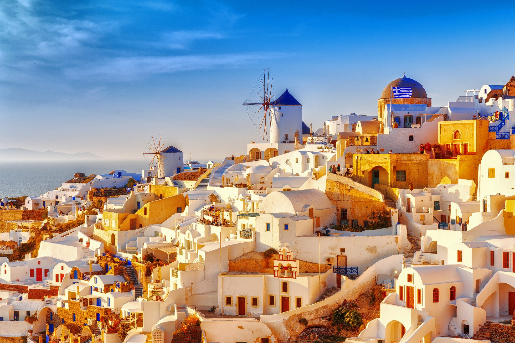 Santorini - niewielka wyspa Grecji, widok na Oia, tradycyjną architekturę z młynami, wyspy greckie