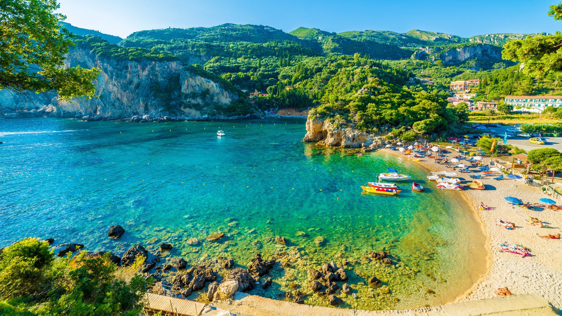 Piękna plaża na Korfu w Grecji