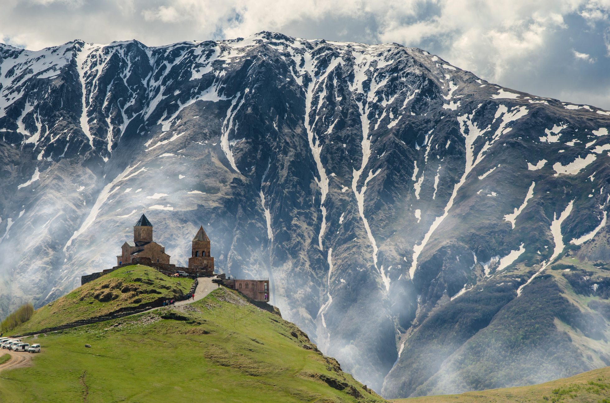 Panorama z cerkwią św. Trójcy w miasteczku Kazbegi w Gruzji