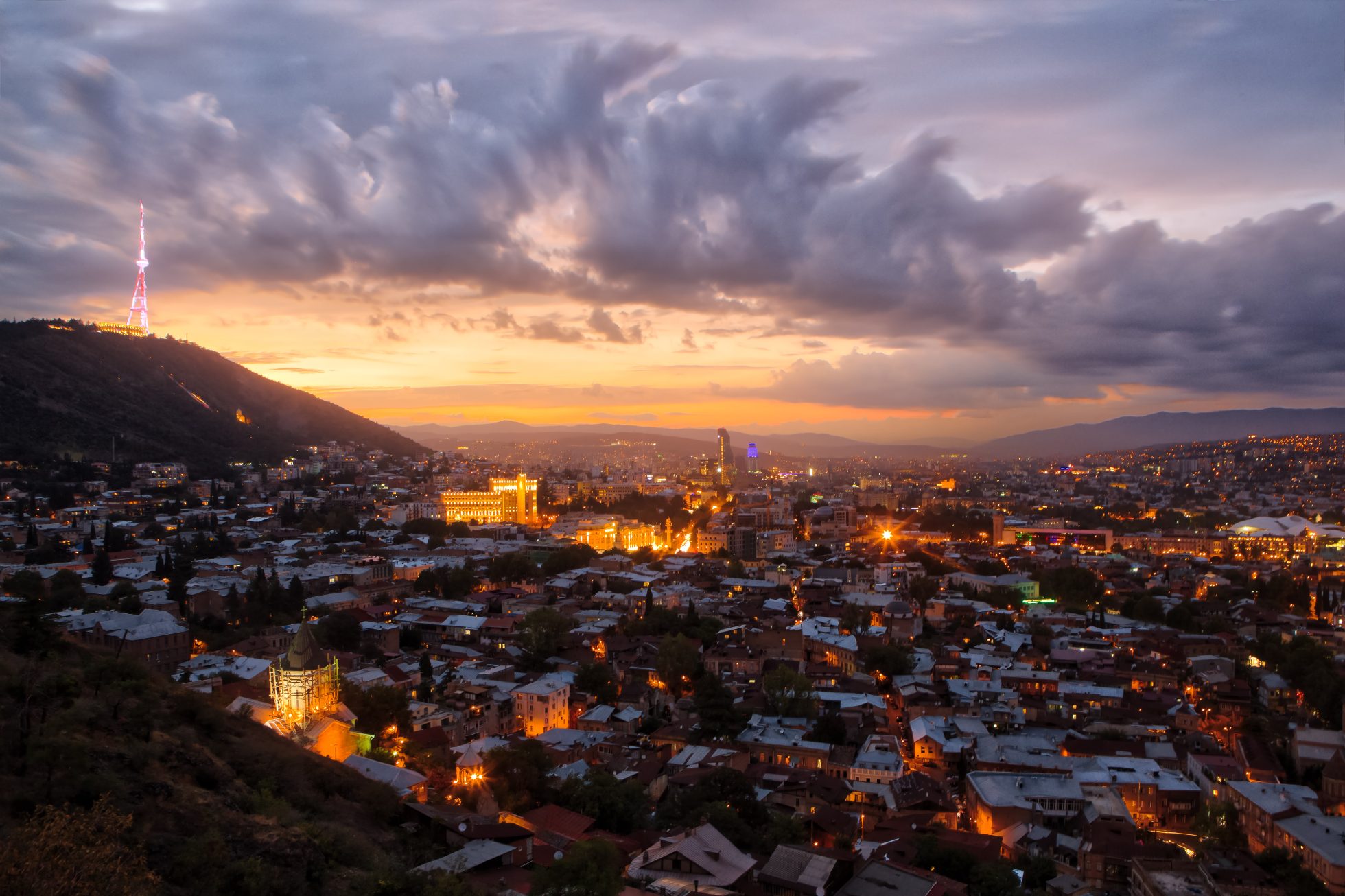 Panorama Tbilisi o zachodzie słońca
