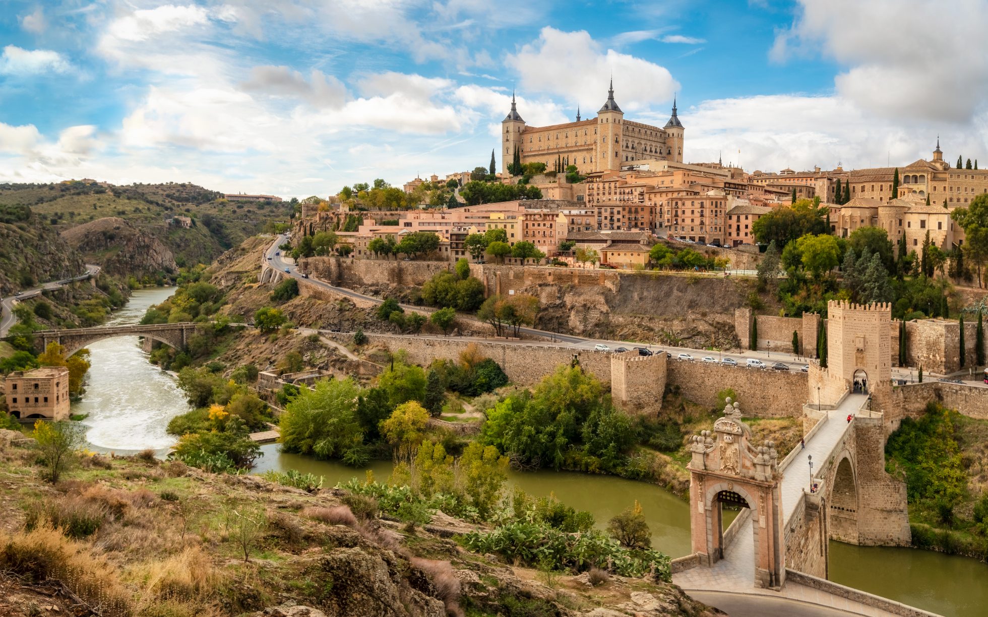 Panorama Toledo z mostem Alcantara nad rzeką Targus, Hiszpania