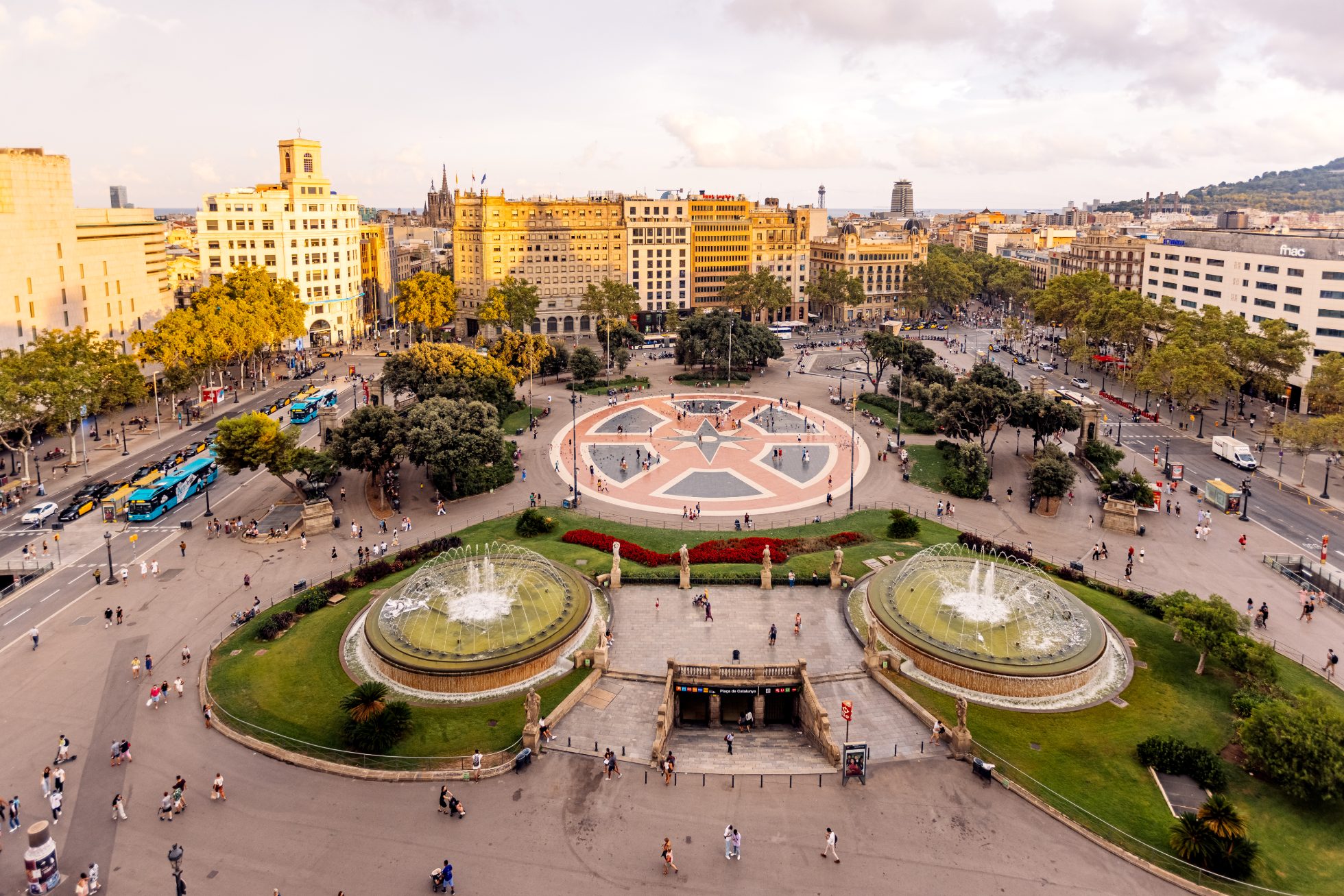 widok z lotu ptaka na Placa de Catalunya w Barcelonie, Hiszpania, atrakcje Barcelony