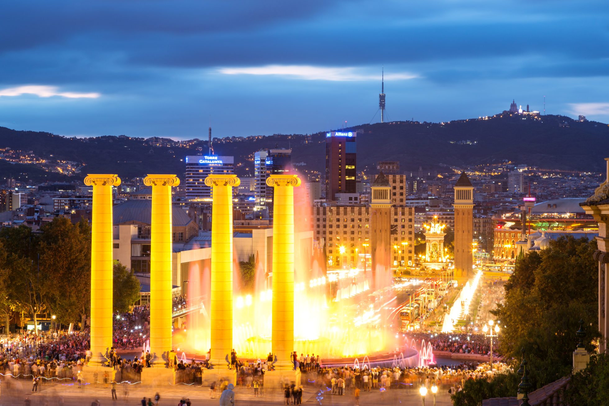 La Font Magica, czyli magiczna fontanna, podświetlona o zmierzchu z miastem Barcelona w tle. Katalonia, Hiszpania, atrakcje Barcelony