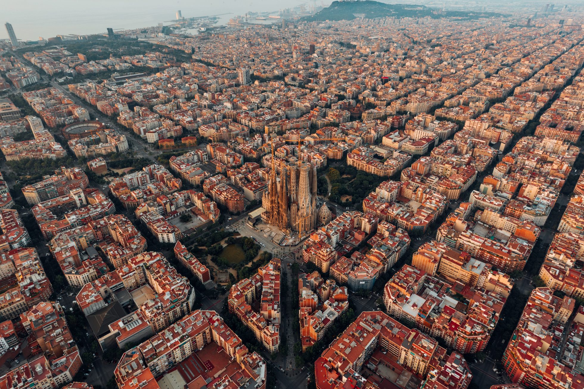 Widok z lotu ptaka na Barcelonę i kościół Sagrada Familia