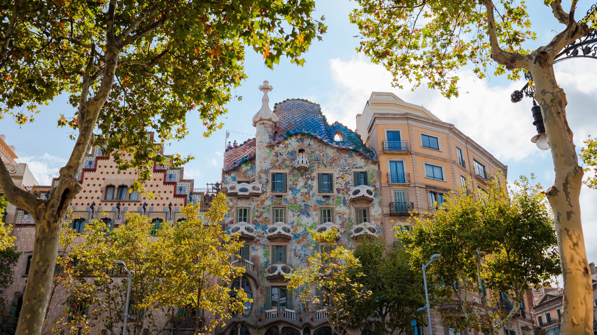 Widok na Casa Battlo, podróż bez paszportu do Hiszpanii