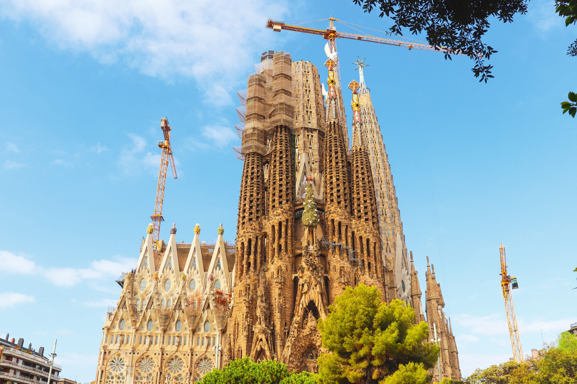 Widok na Sagrada Família w Barcelonie. Budowla sakralna w stylu neogotyckim z wieżami i detalami architektonicznymi.