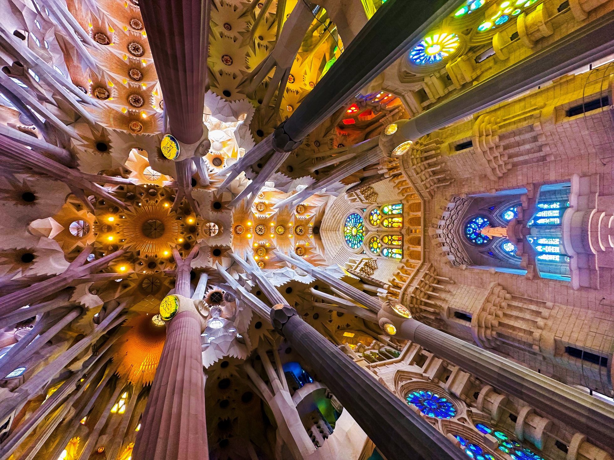 sklepienie Katedry Sagrada Familia w Barcelonie w kolorowymi witrażami, Barcelona w jeden dzień