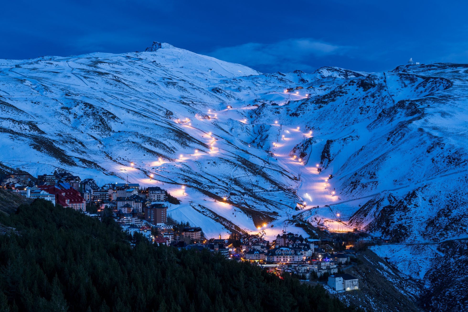 Górzysty krajobraz zimowej strefy narciarskiej Sierra Nevada.