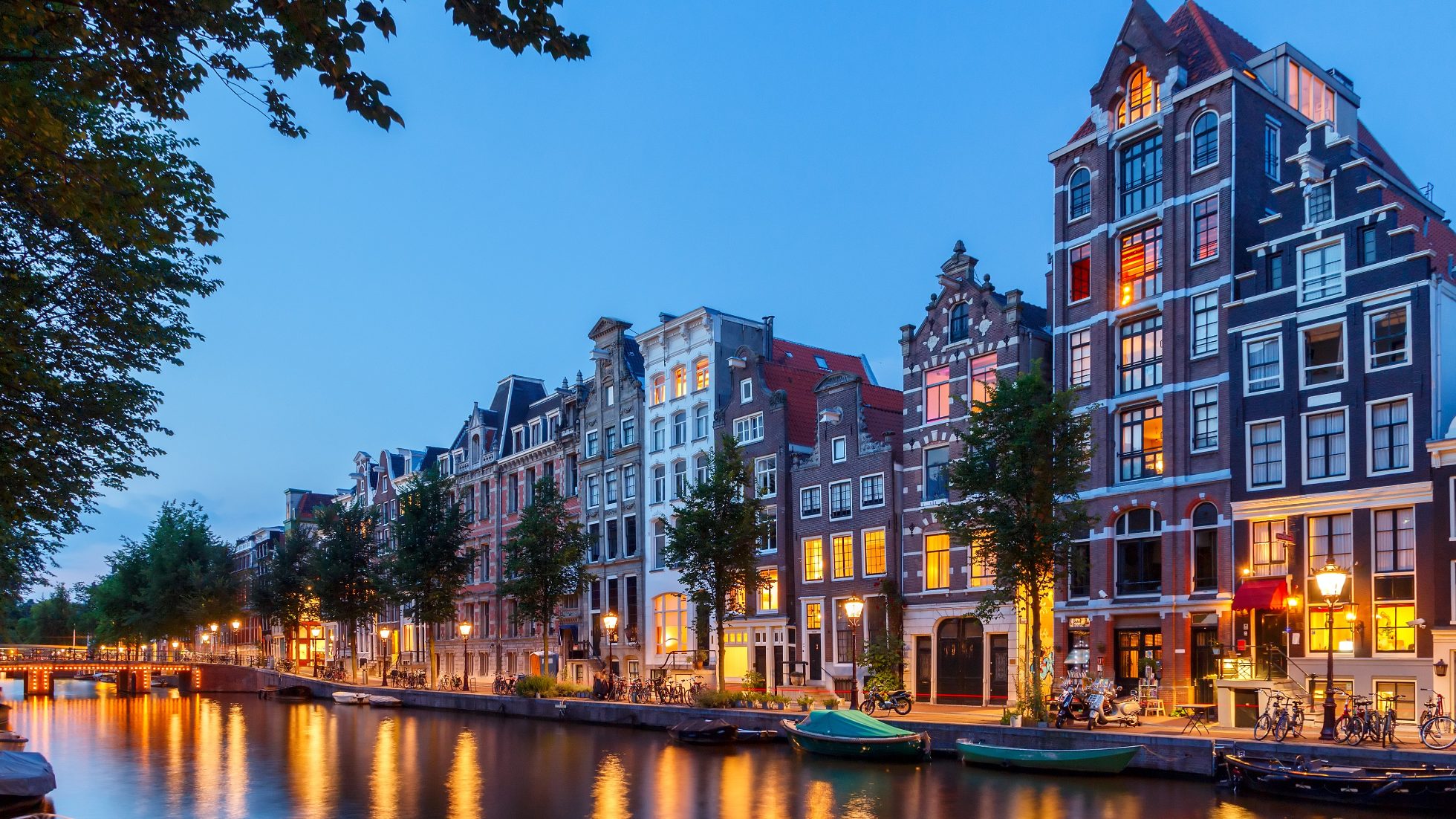 Klimatyczne kamienice w Amsterdamie