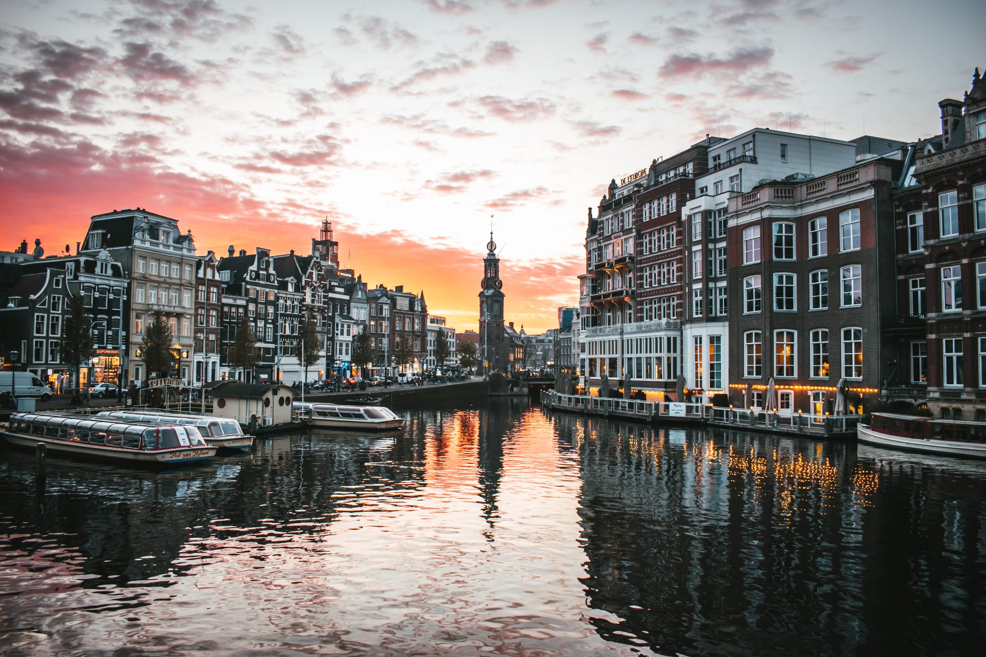 Wieczorny widok na zabytkowe budynki Amsterdamu i kanały, muzea Amsterdamu