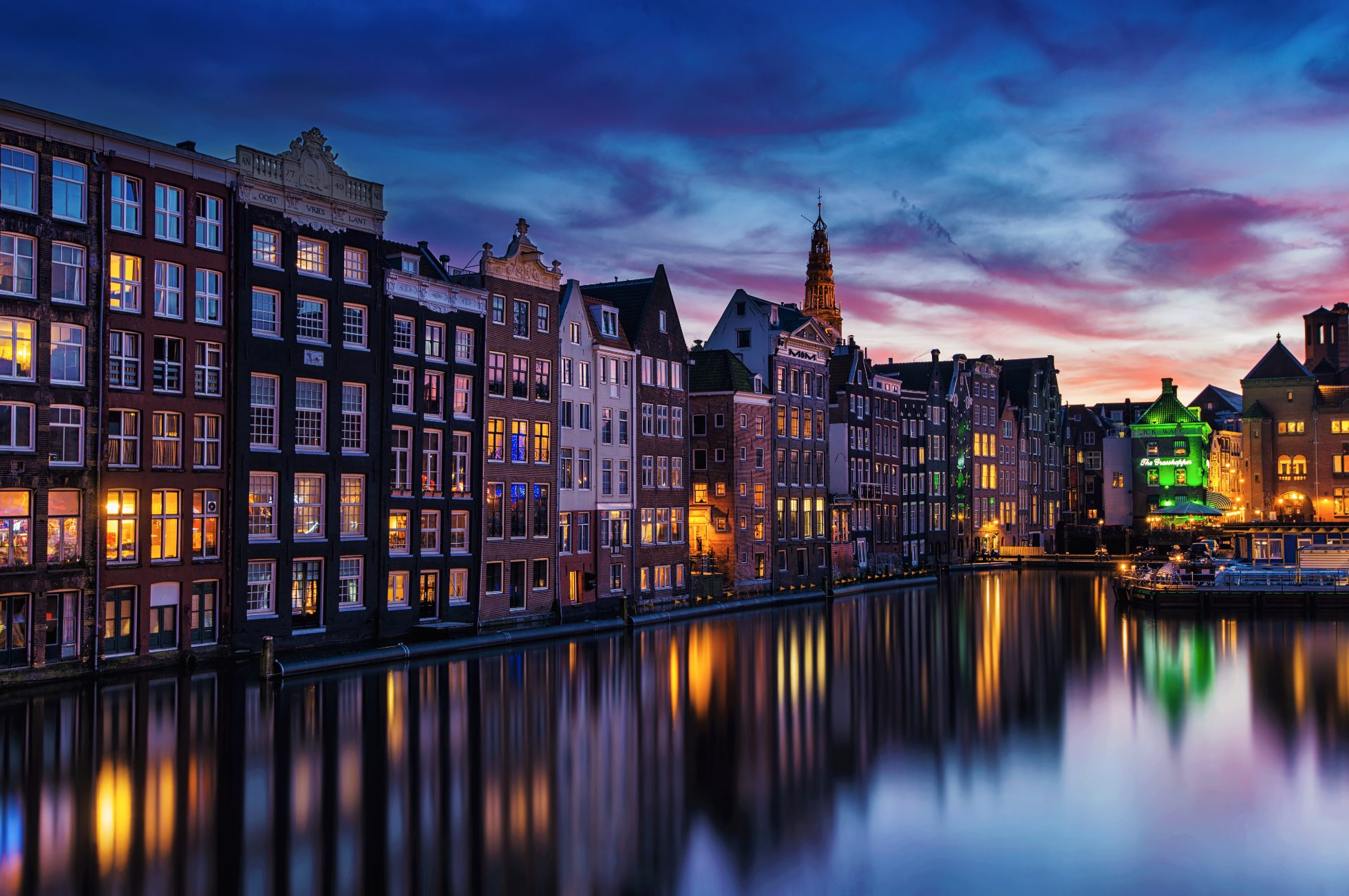 Amsterdam z kanałami nocą