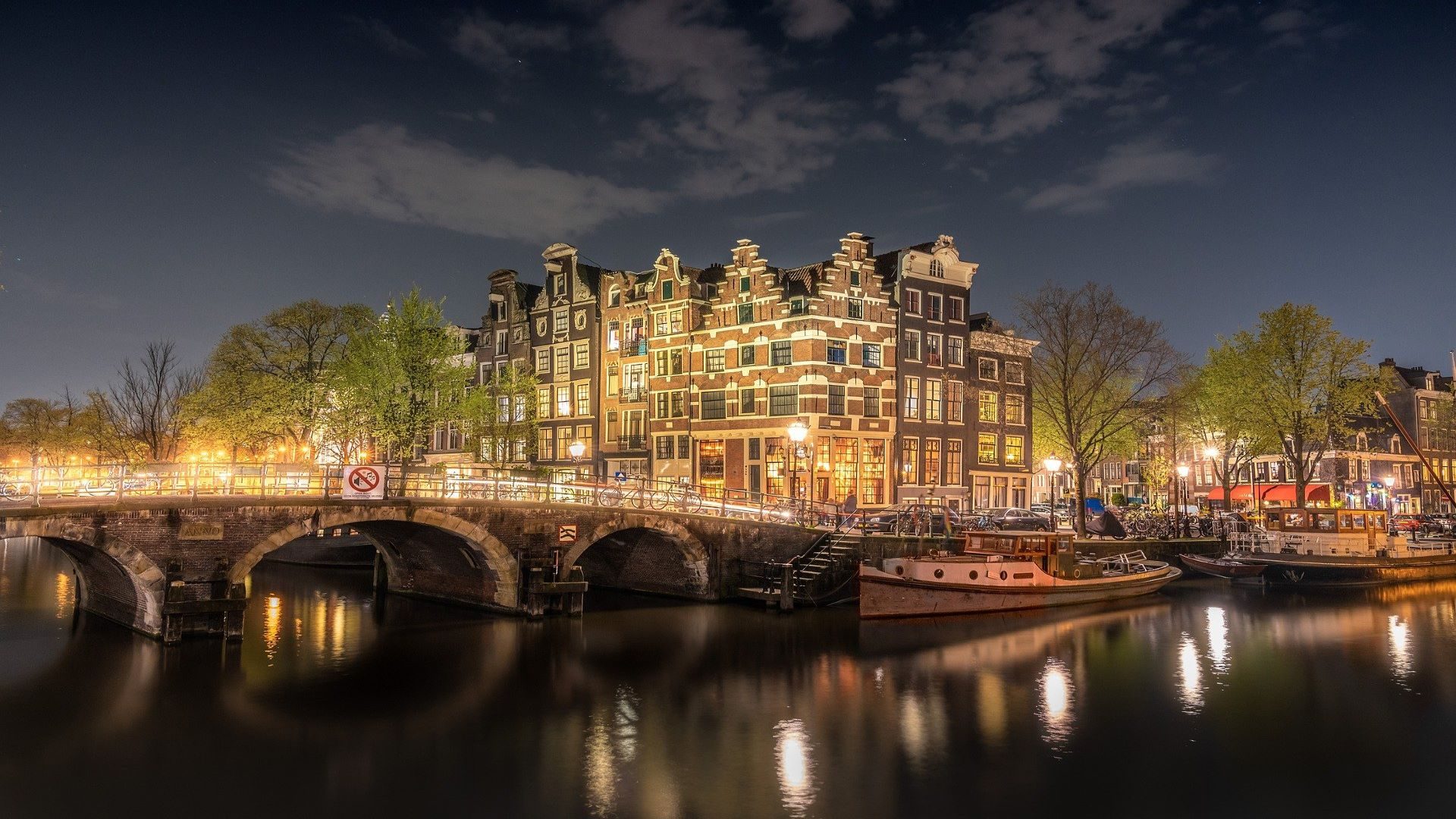 widok na główny most w amsterdamie nocą, pomysły na Halloween