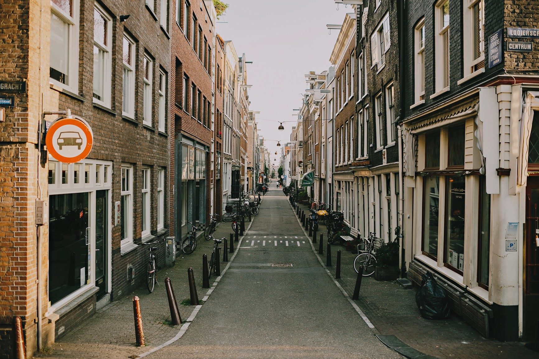 Uliczka z kamienicami w Amsterdamie