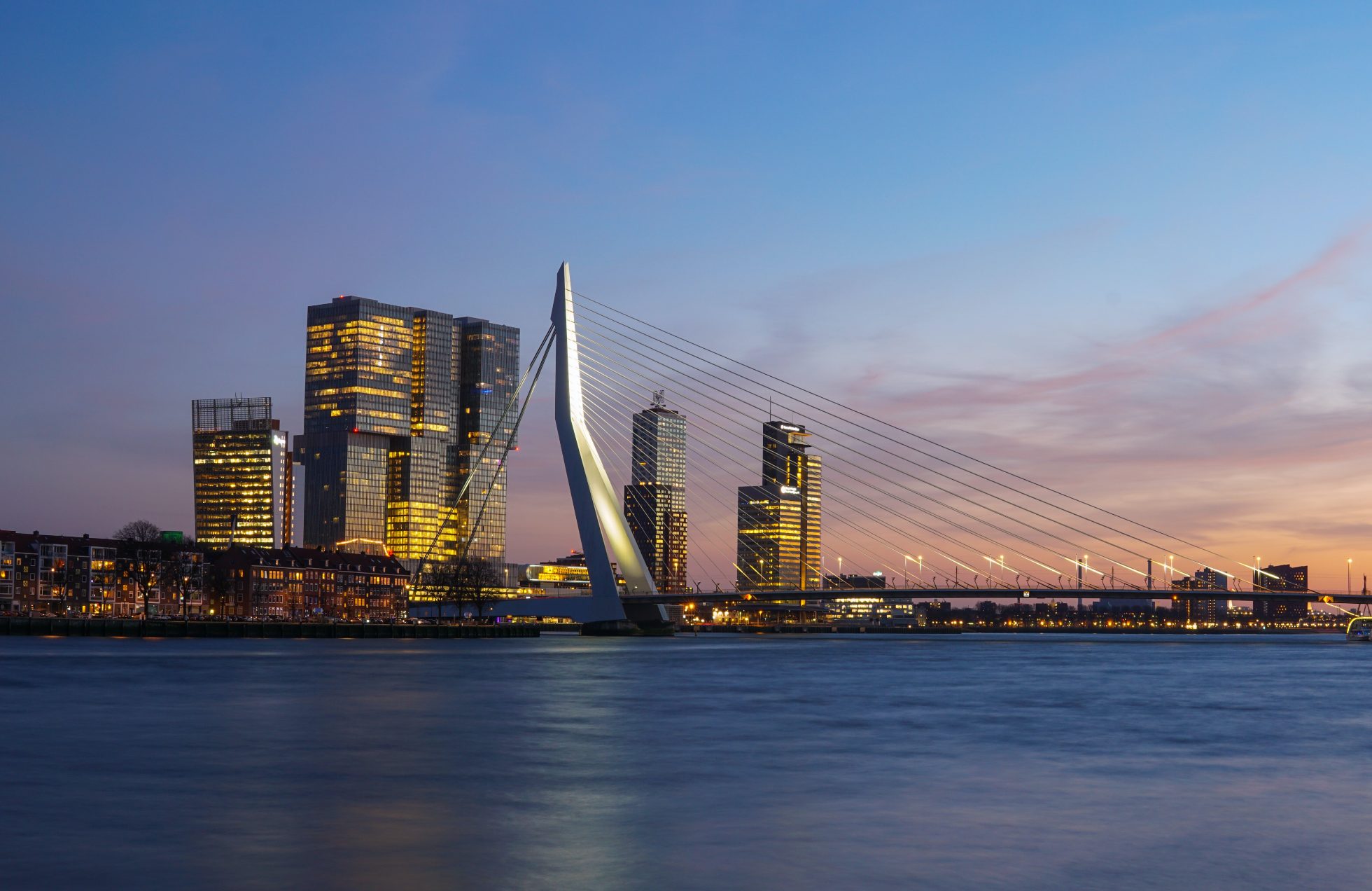 Rotterdam o zachodzie słońca