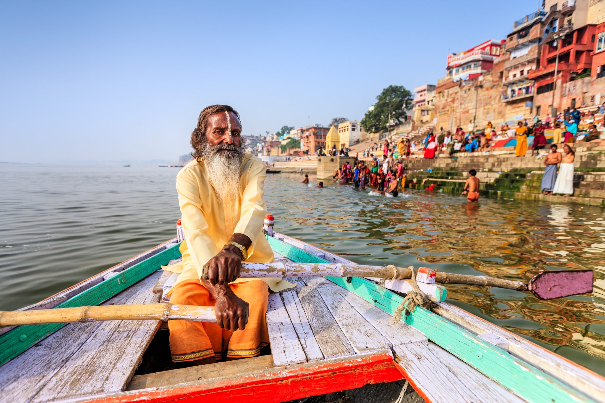 Rzeka Ganges w Indiach, widok na święte kąpiele i łodzie na wodzie.