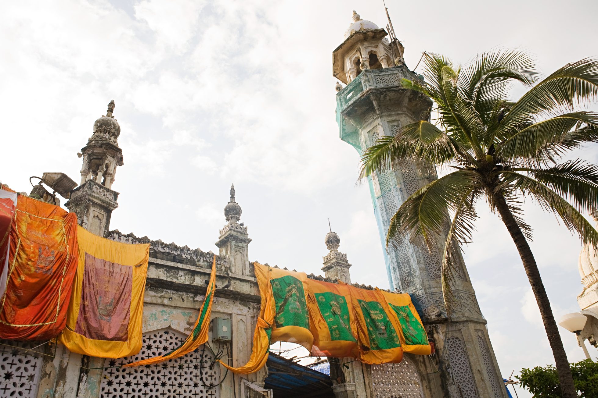 Budynek Haji Ali w Mumbaju nad morzem.