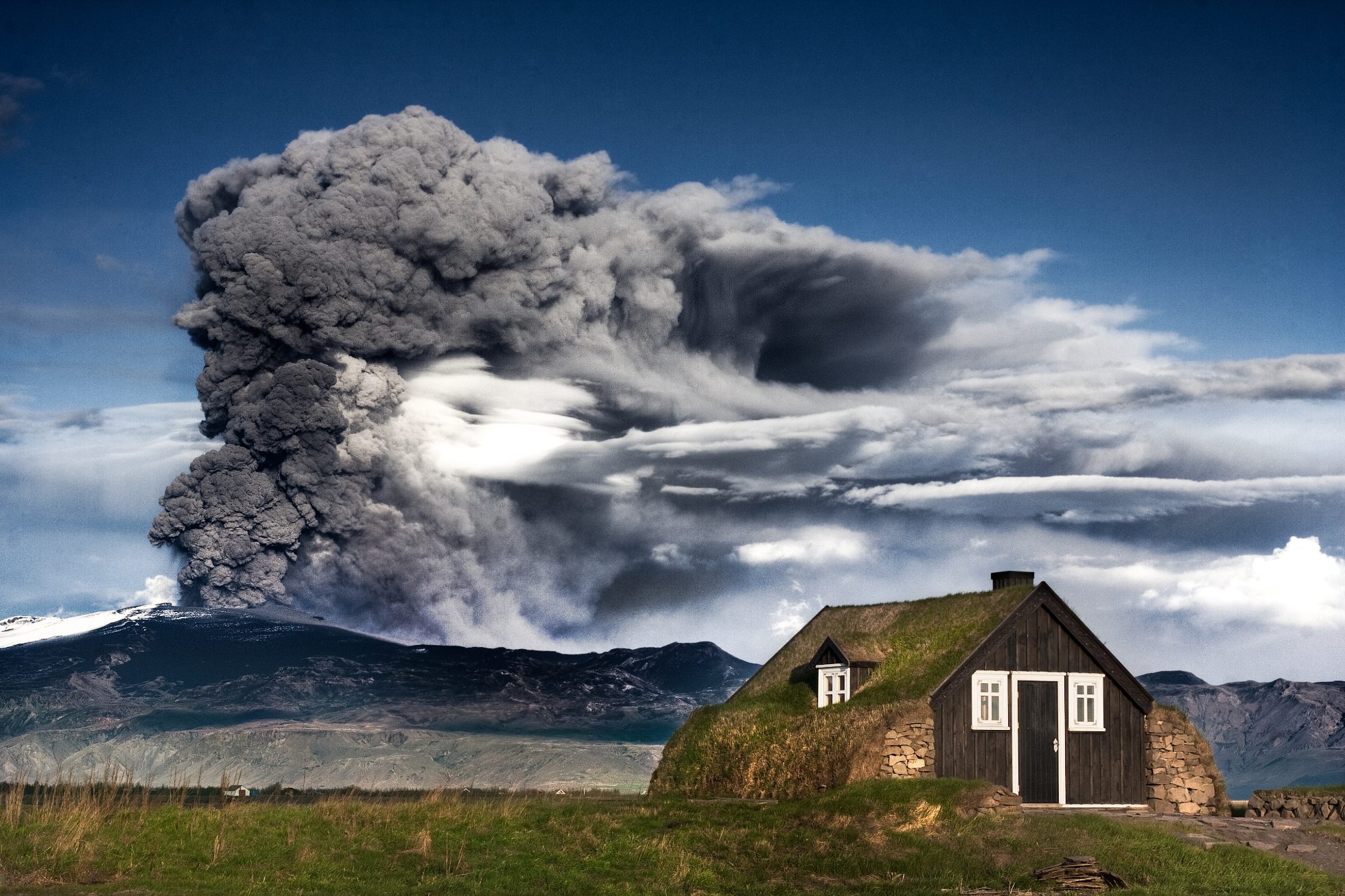 Wulkan Eyjafjallajokull w Islandii. Szara chmura dymu nad szczytem góry.