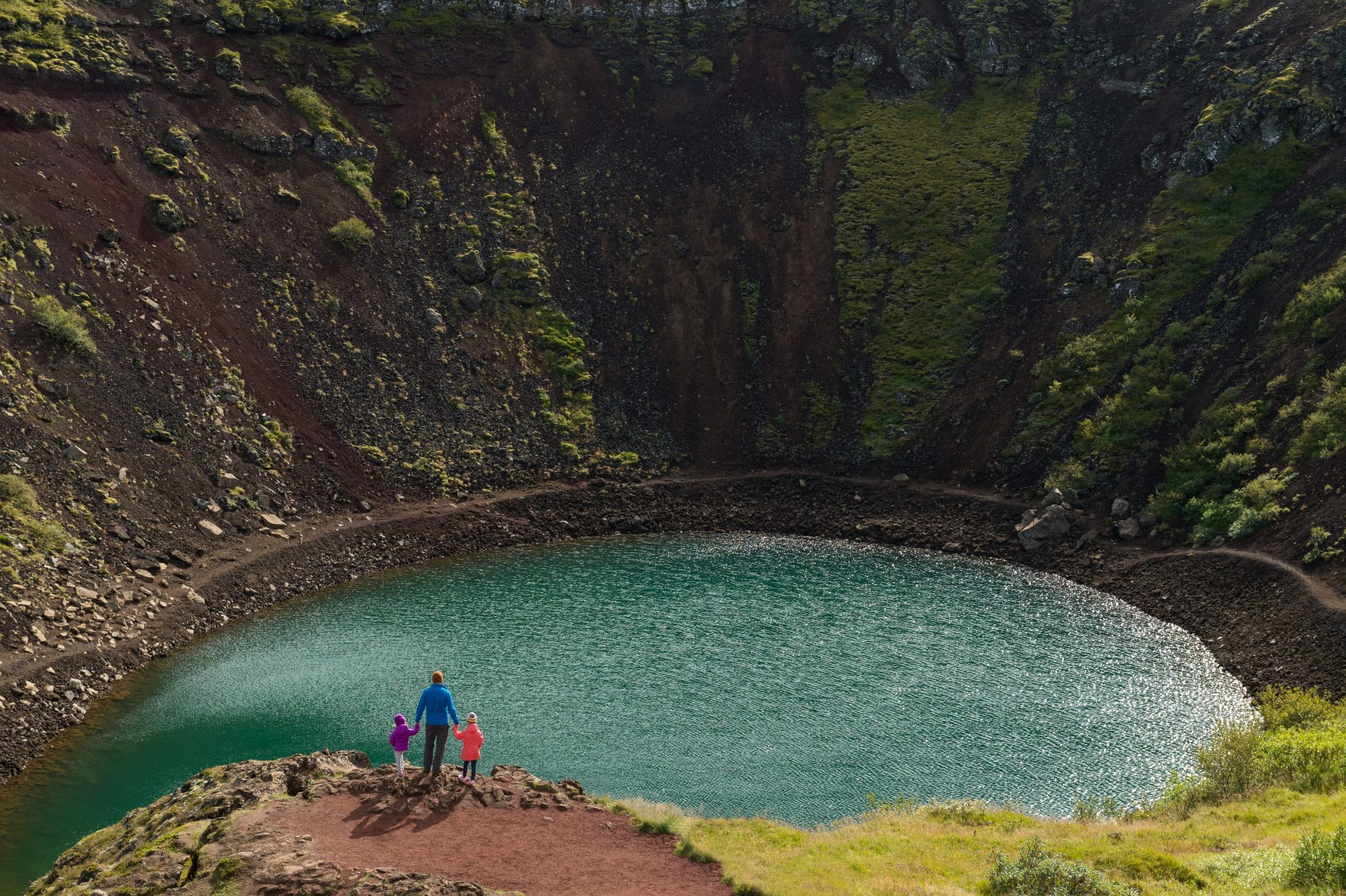 Krater Kerid Lake w Islandii - turkusowa woda otoczona czerwoną skałą.