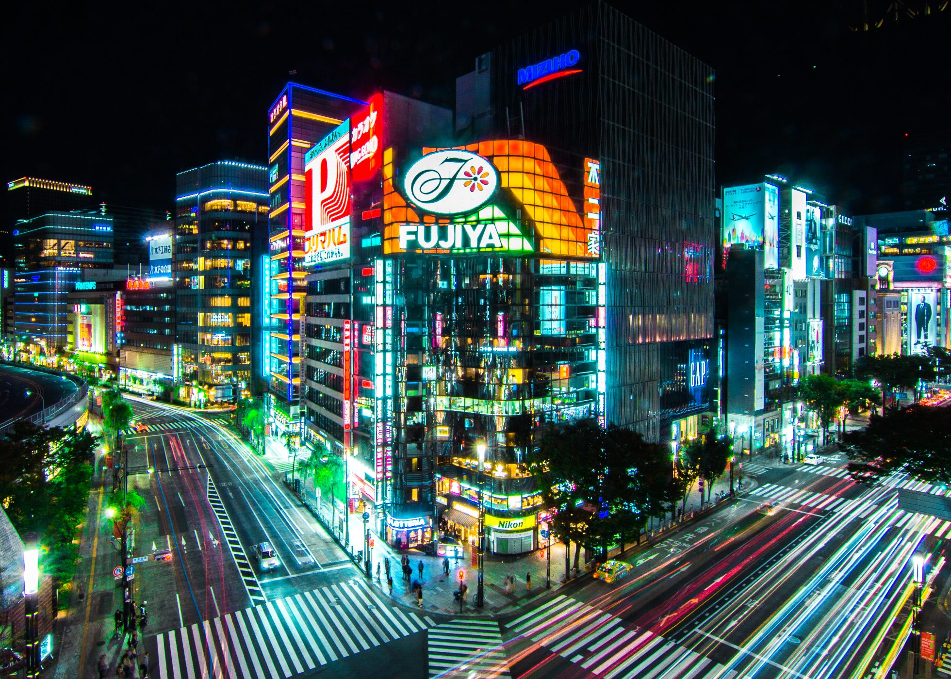 Widok nocny luksusowej dzielnicy Ginza w Tokio.