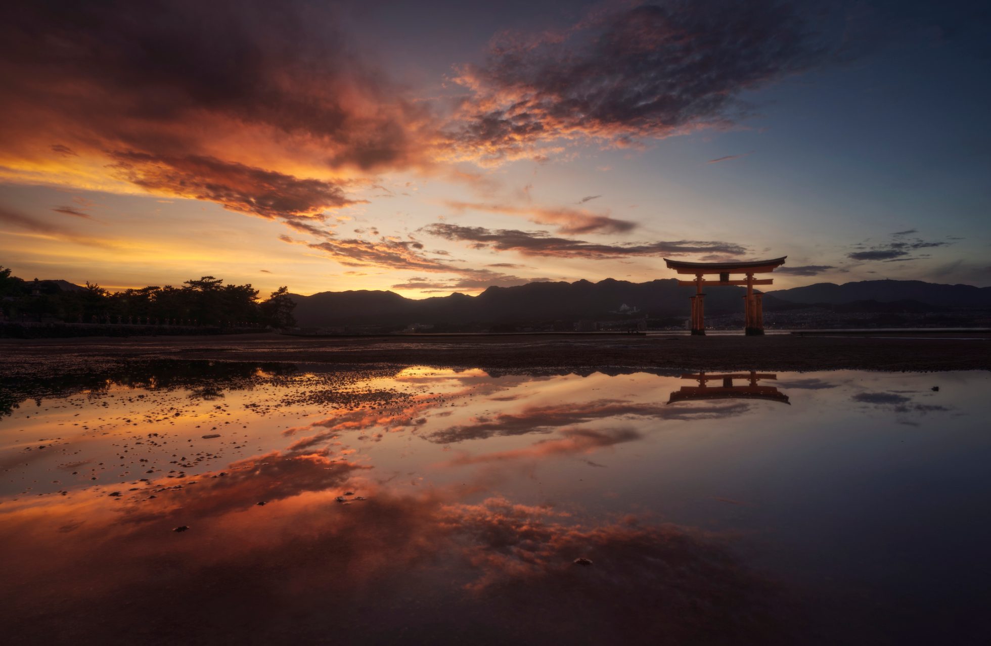 Widok Miyajima Hiroshima o zachodzie słońca