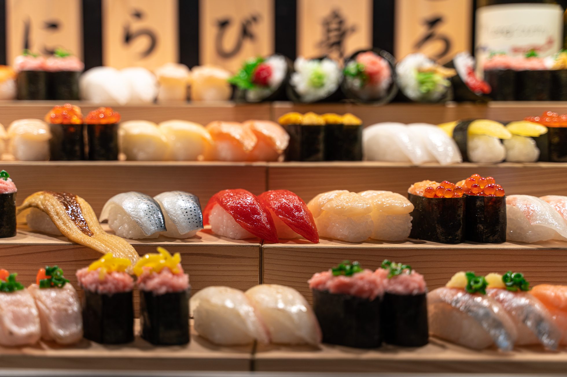 Sushi ułożone na półkach