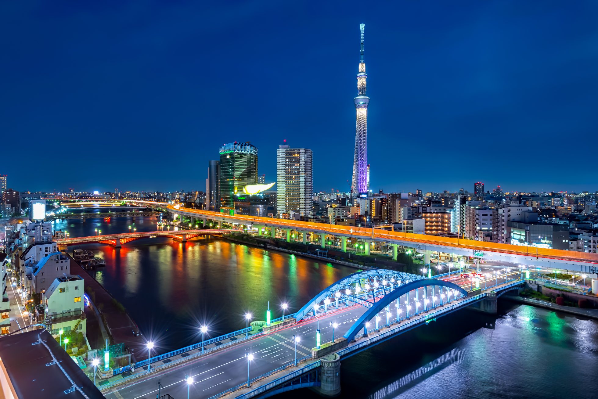 Nocna panorama Tokio, z widokiem na Tokyo Skytree i budynek Asahi.