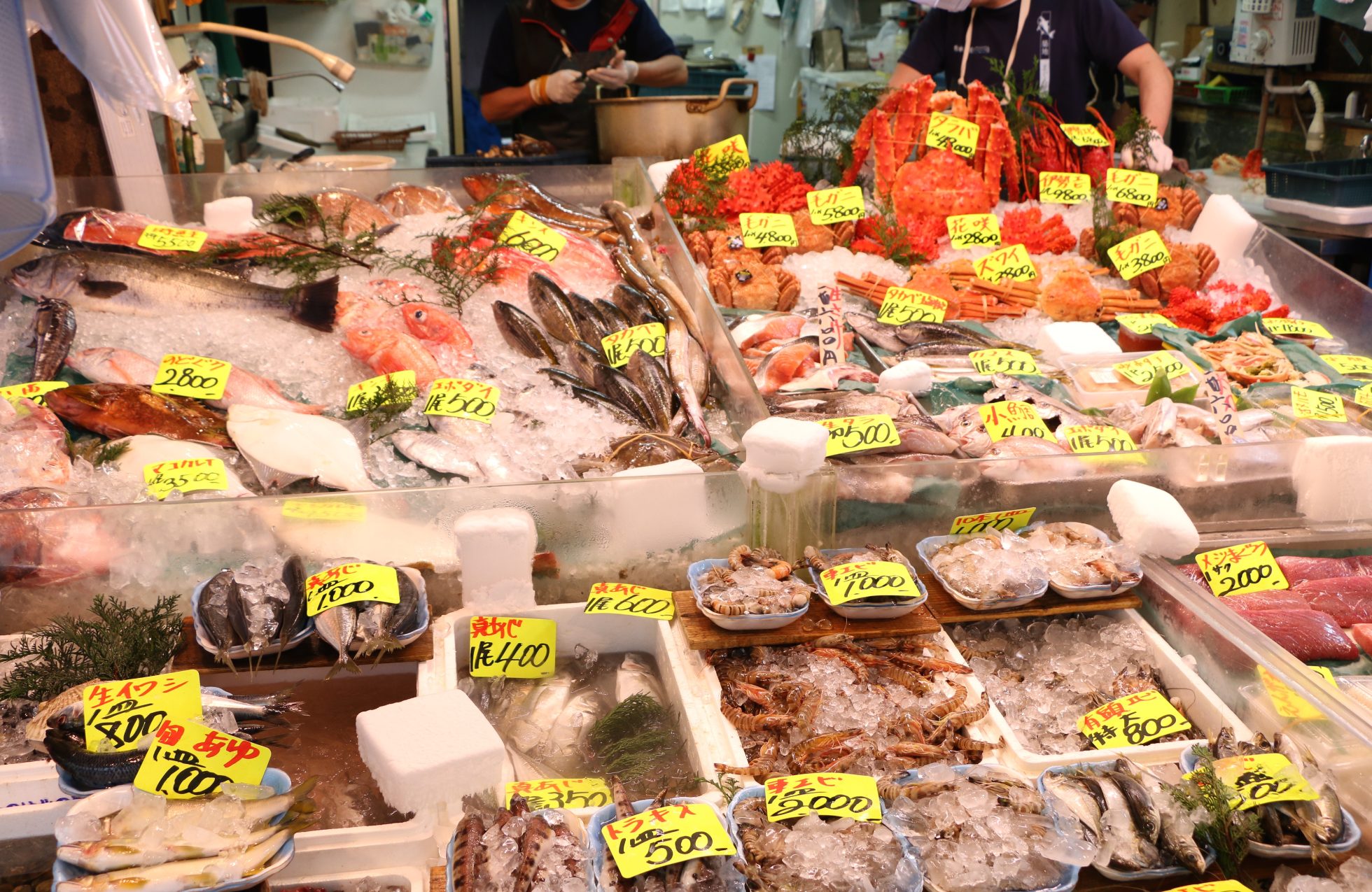 Widok na słynny Targ Rybny Tsukiji w Tokio, Japonia.