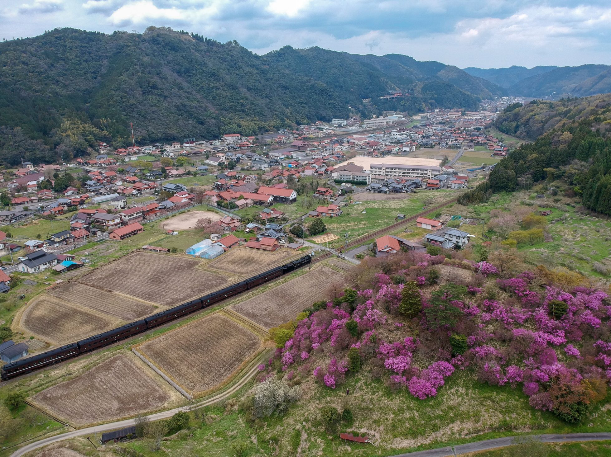 Widok z góry na otoczone górami miasto Tsuwano