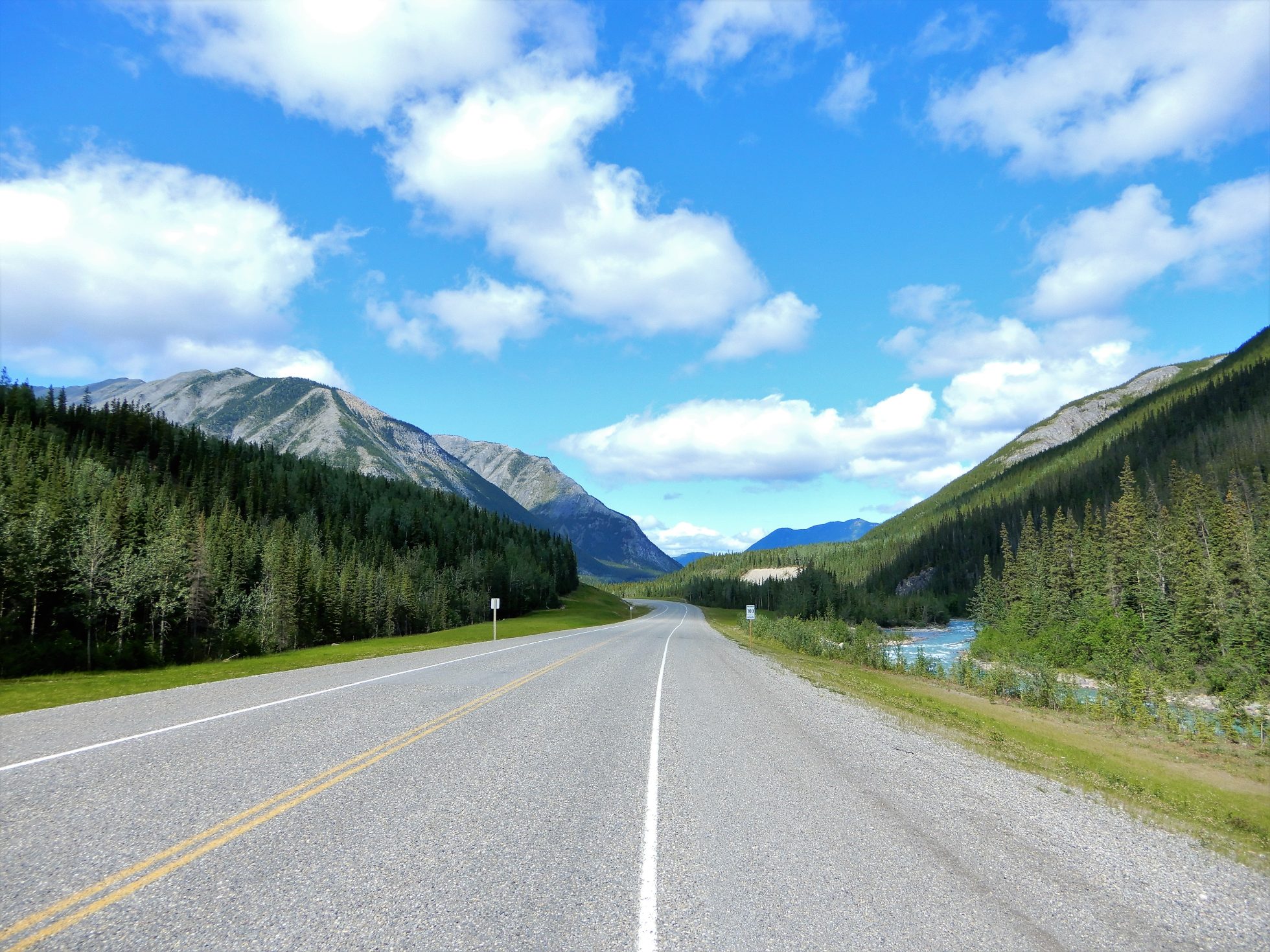 Alaska Highway w Kanadzie w słoneczny dzień