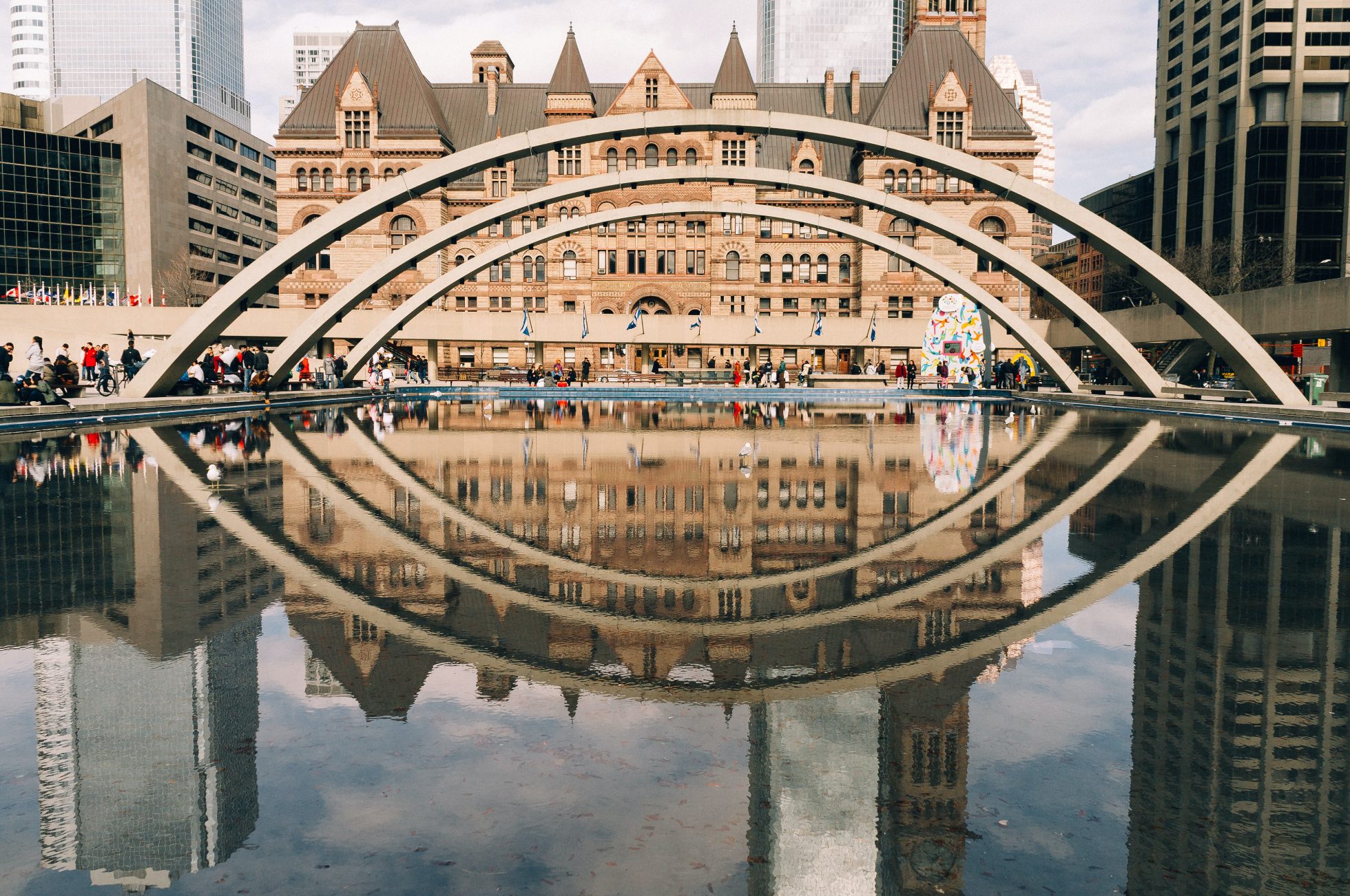 Nathan Philips Square, atrakcje Toronto