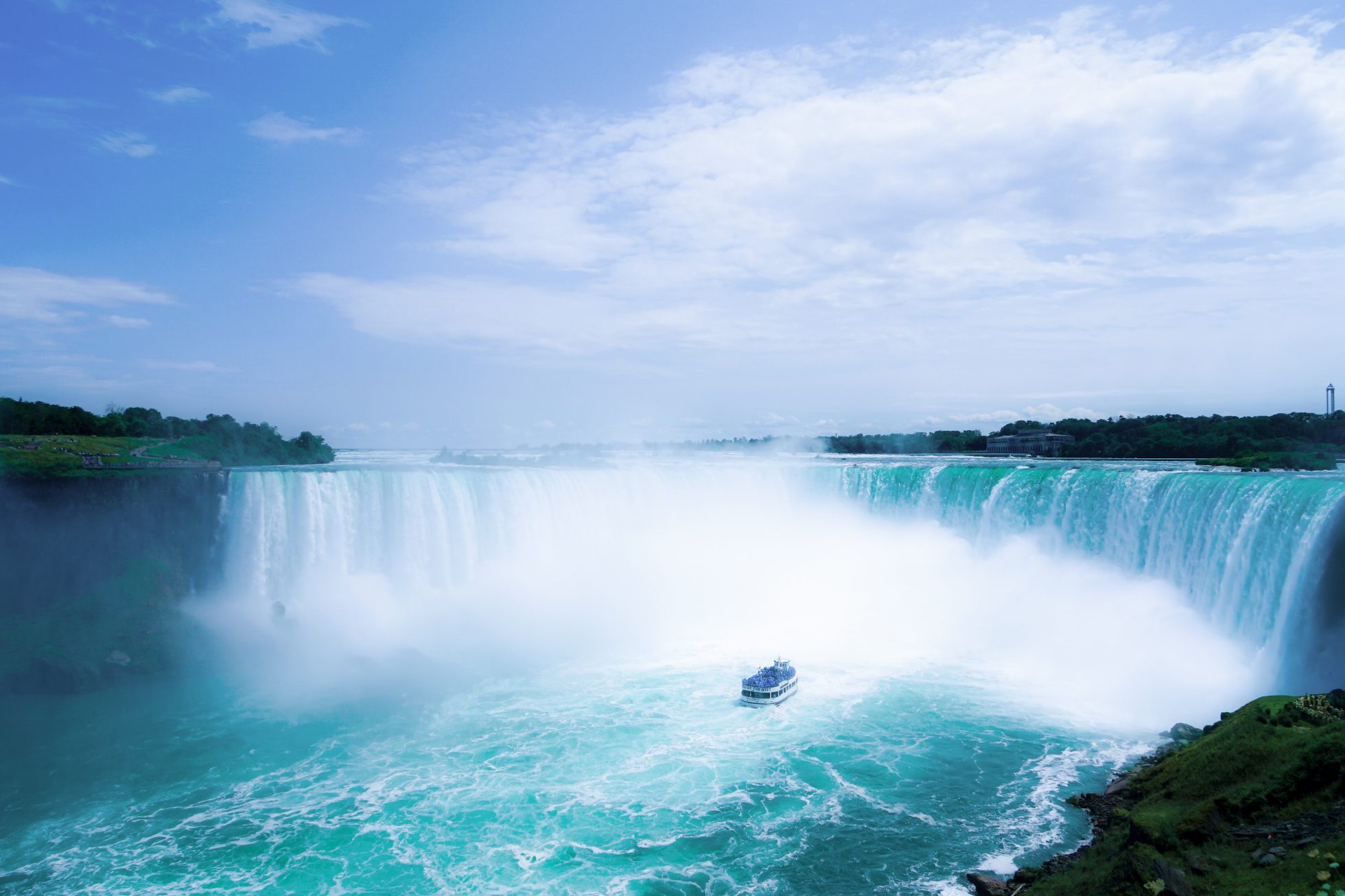 Płynący statek przy wodospadzie Niagara