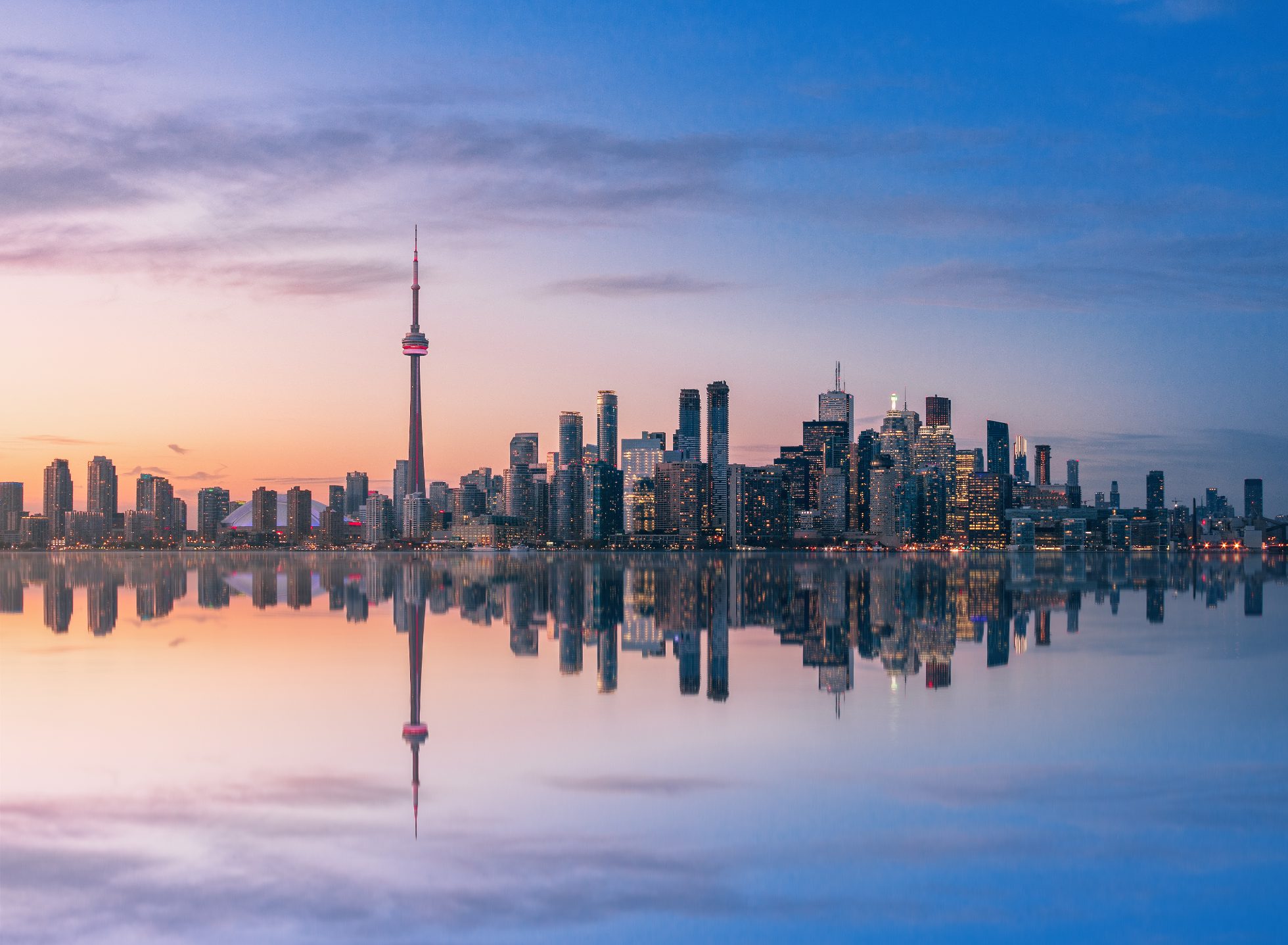 Panorama Toronto o zachodzie słońca - loty do Kanady