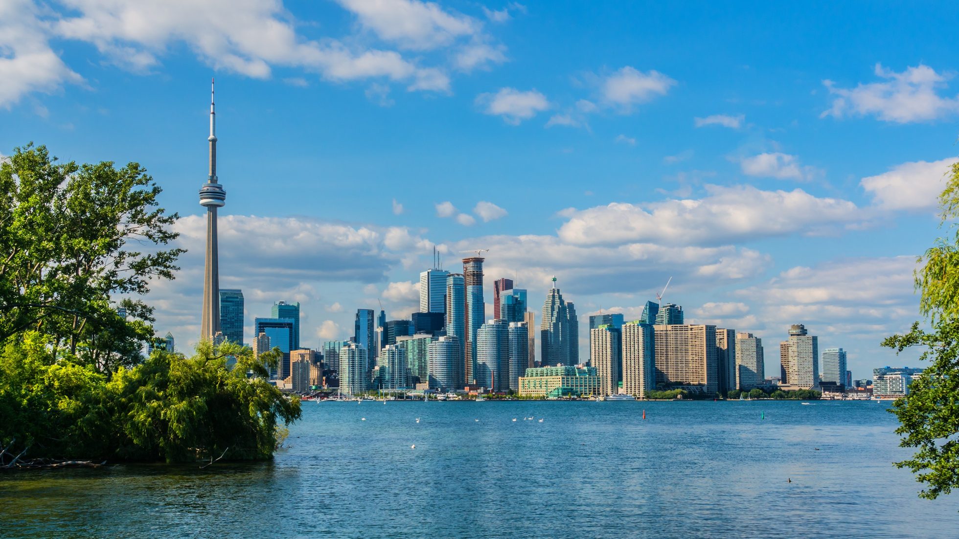 Panorama Toronto z widokiem na jezioro Ontario, drapacze chmur i CN Tower.
