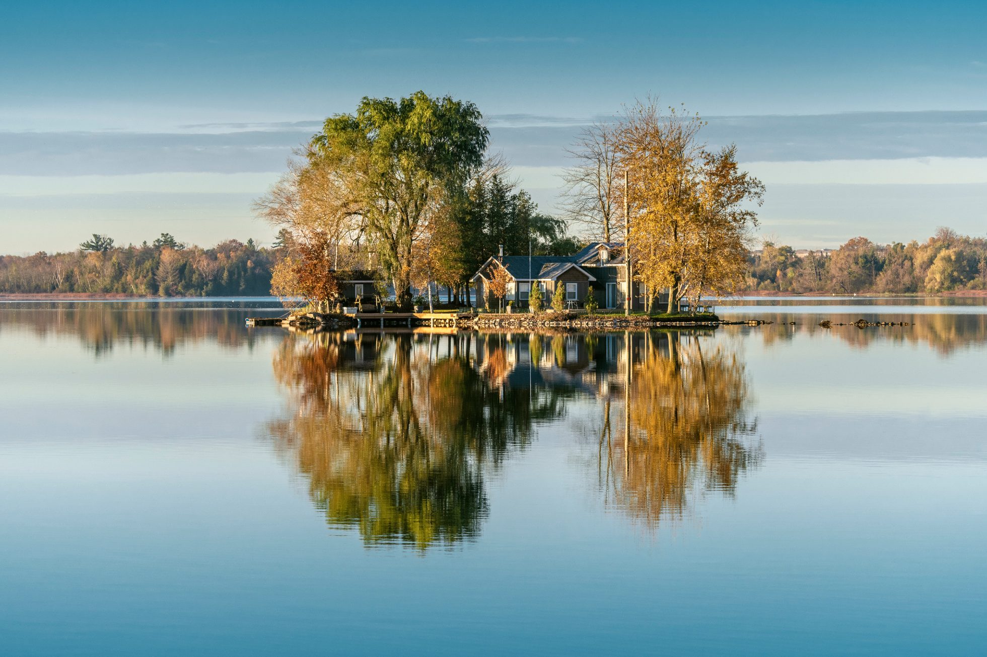 mała wyspa na rzece Ontario , gdzie na wakacje jesienią