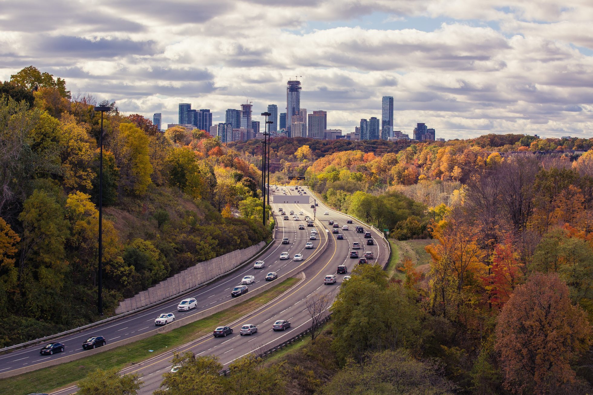 Toronto w Kanadzie na tle jesiennych drzew, gdzie na wakacje w październiku