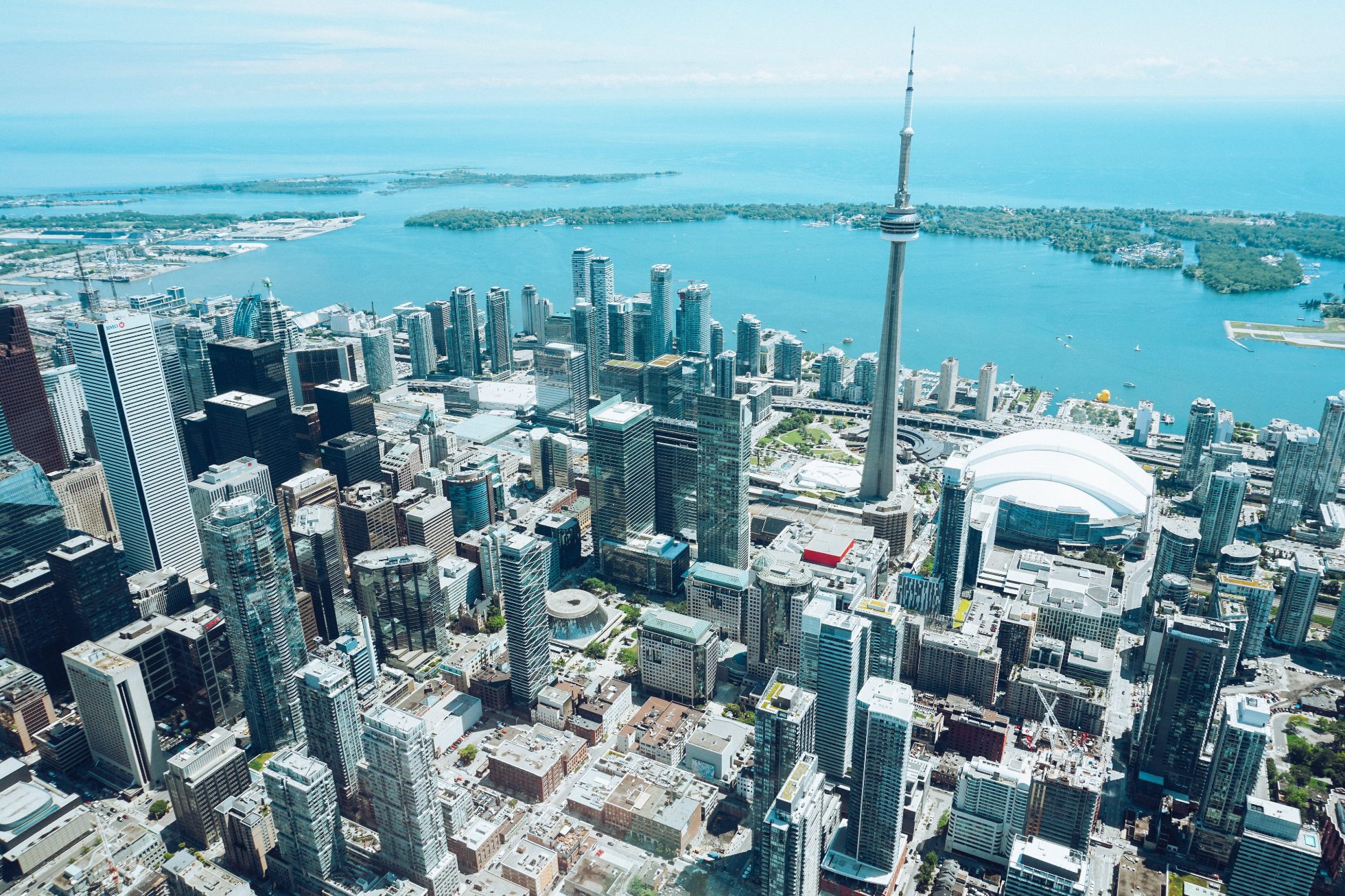 Widok na budynki z lotu ptaka w Toronto w słoneczny dzień. Gdzie na weekend z dzieckiem?