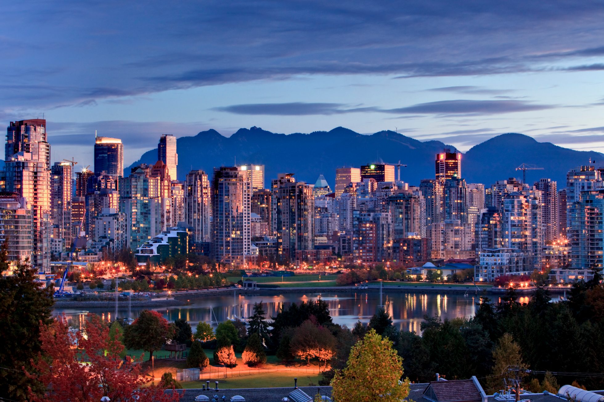 Panorama miasta Vancouver wieczorem