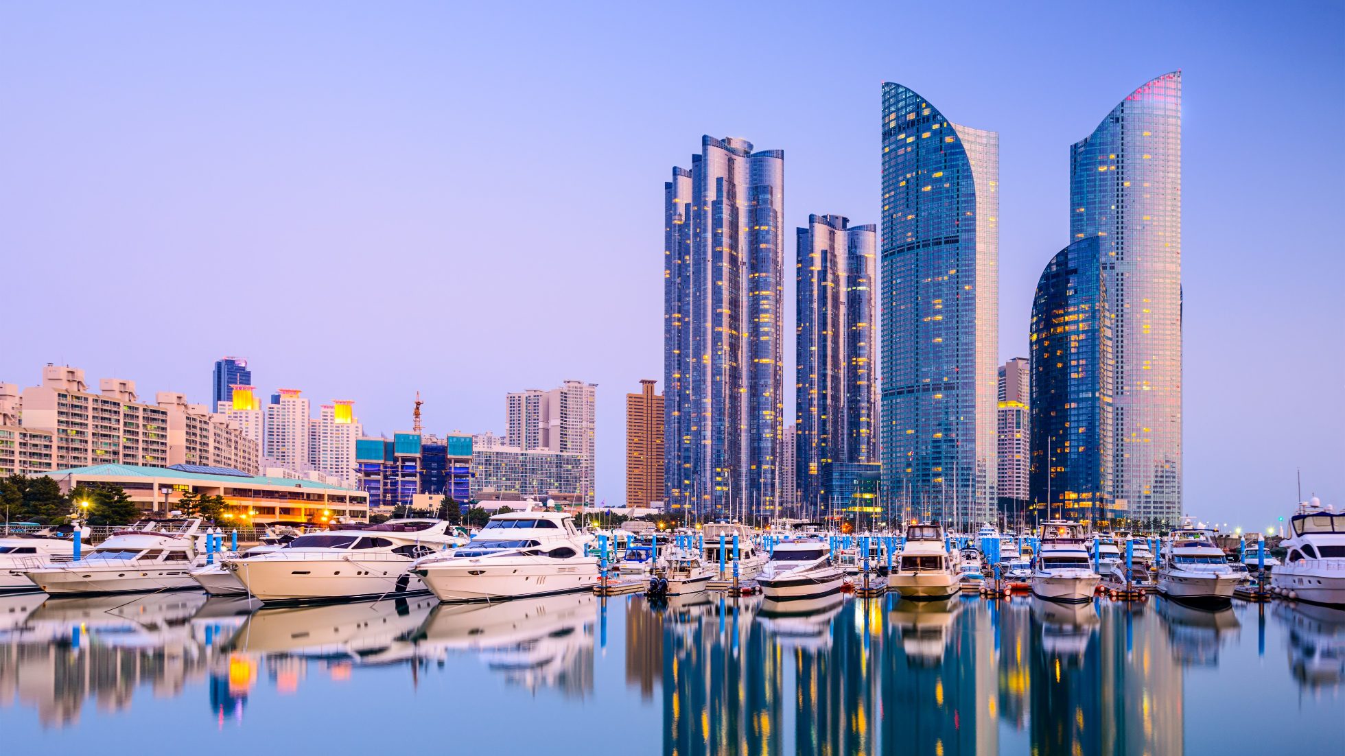 Panorama miasta ze statkami, Busan, atrakcje Korei Południowej